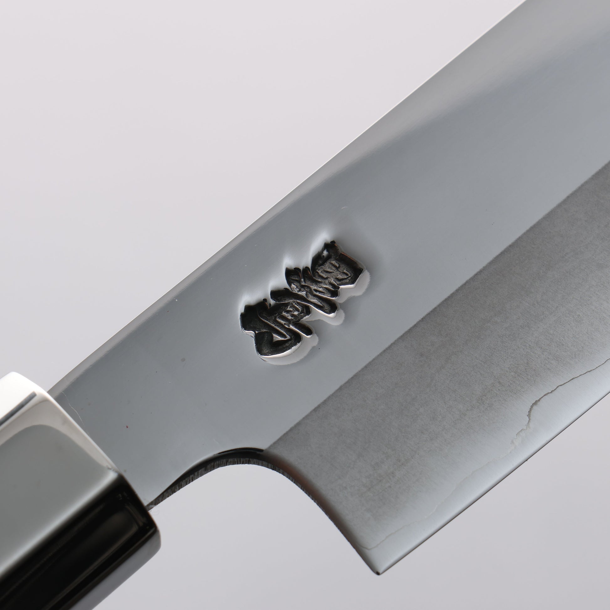 黒鳥 銀三鋼 磨き仕上げ 鰹包丁 210mm ウォルナット柄 - 清助刃物