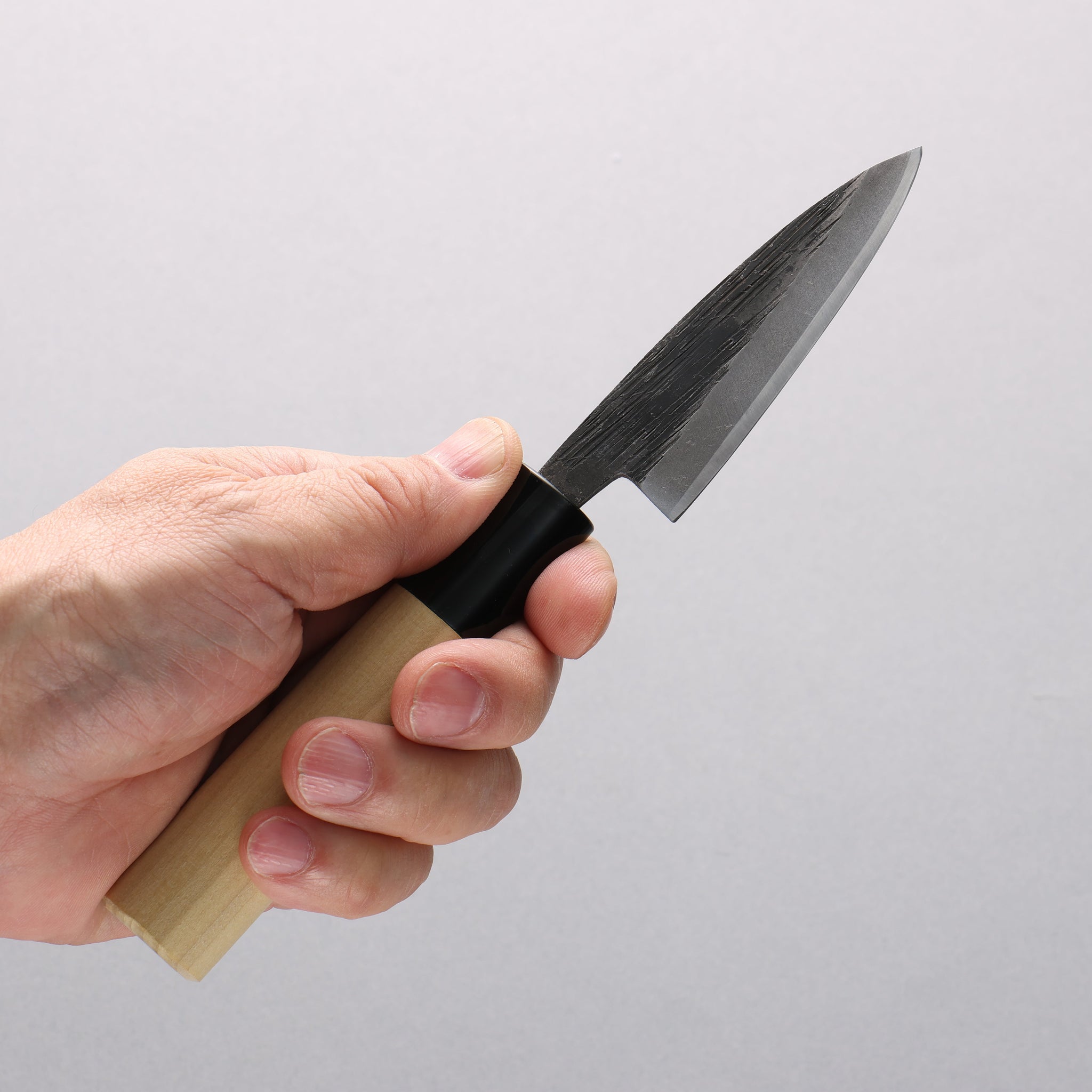 堺 孝行 青ニ鋼 黒仕上げ 縦筋 鯵切り包丁 75mm 朴 (口輪：黒プラスチック)柄 - 清助刃物