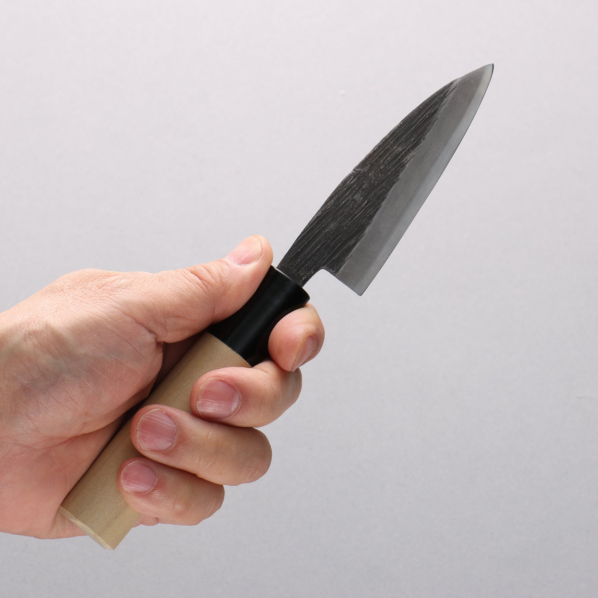 堺 孝行 青ニ鋼 黒仕上げ 縦筋 鯵切り包丁 90mm 朴 (口輪：黒プラスチック)柄 - 清助刃物