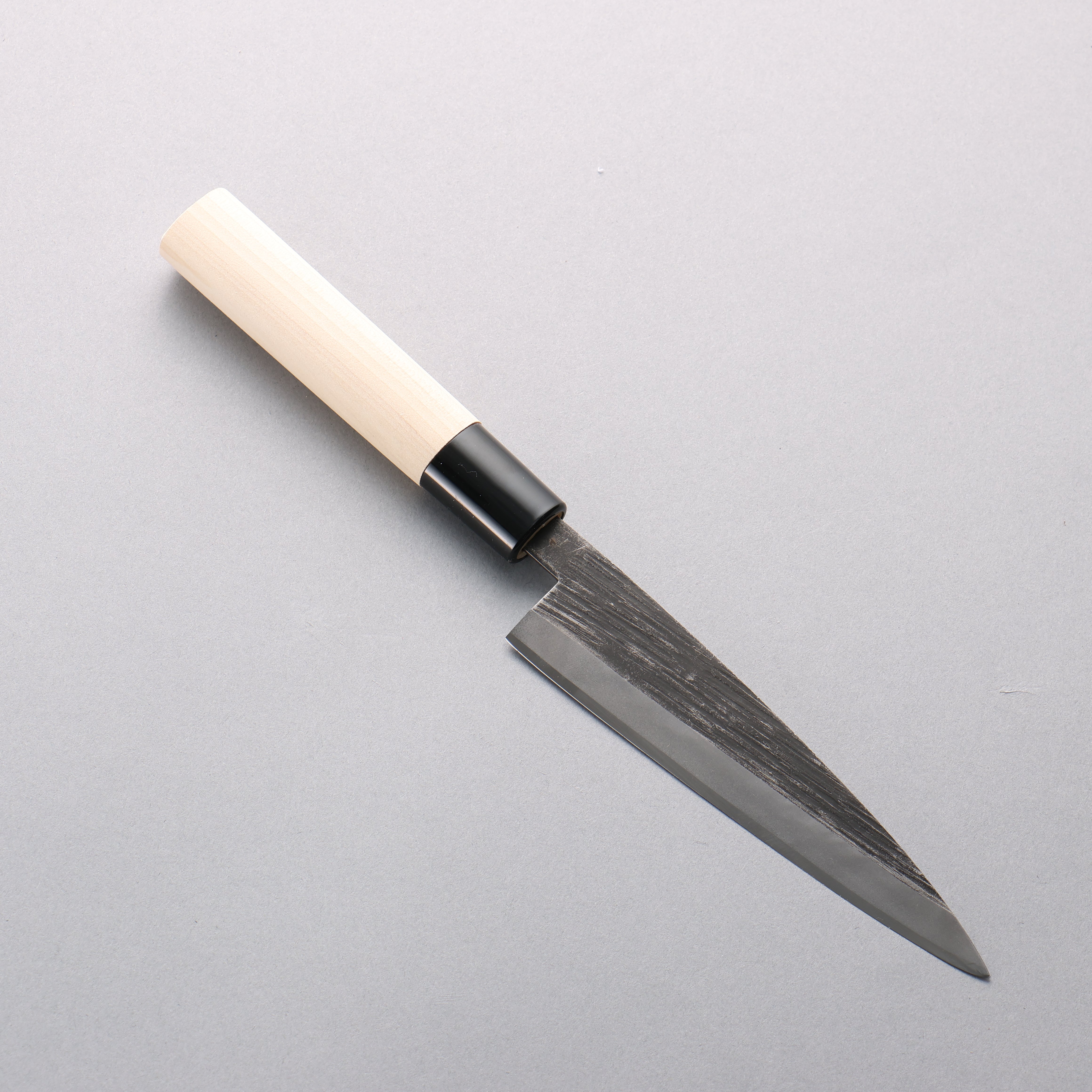 堺 孝行 青ニ鋼 黒仕上げ 縦筋 万能包丁 135mm 朴 (口輪：黒プラスチック)柄 - 清助刃物