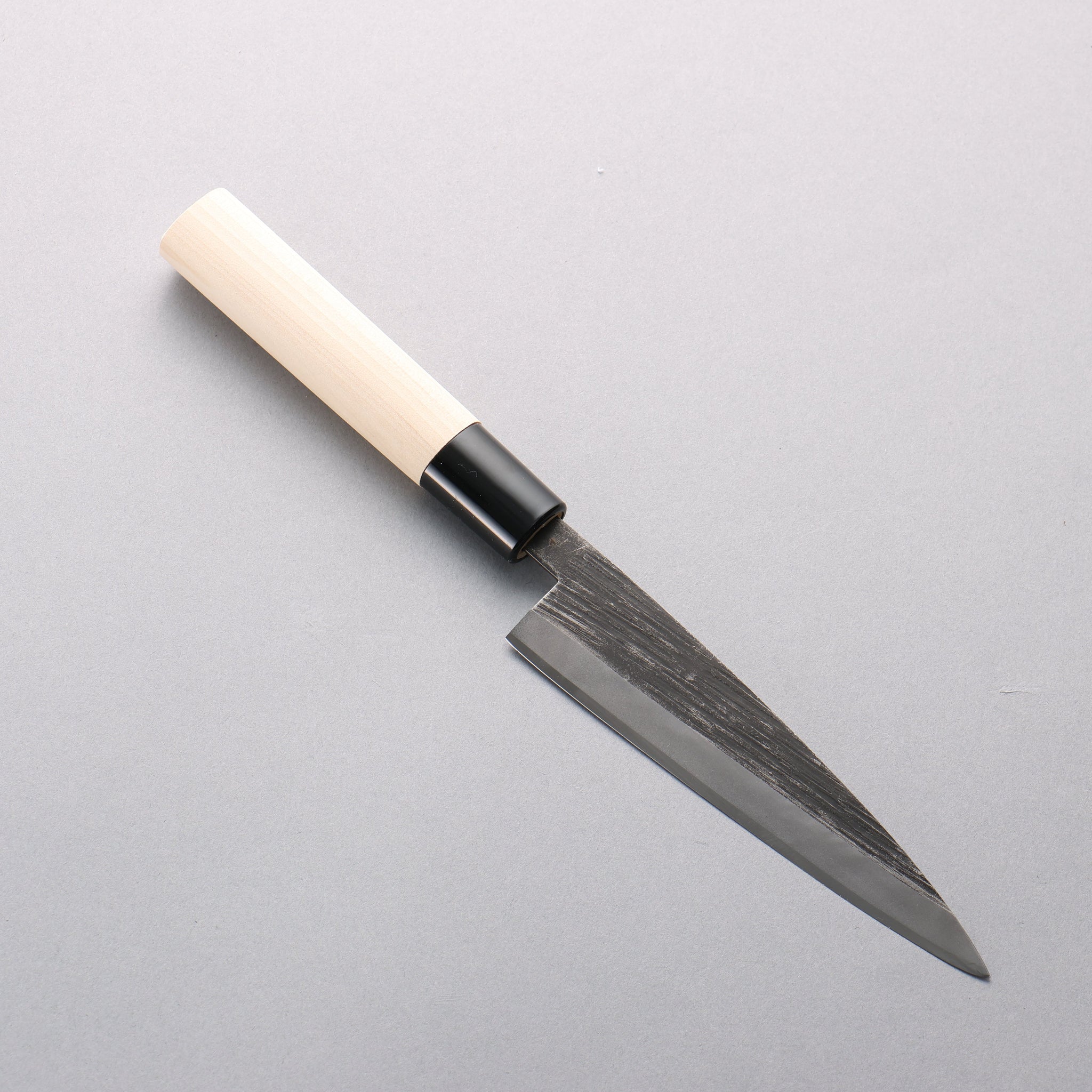 堺 孝行 青ニ鋼 黒仕上げ 縦筋 万能包丁 135mm 朴 (口輪：黒プラスチック)柄 - 清助刃物