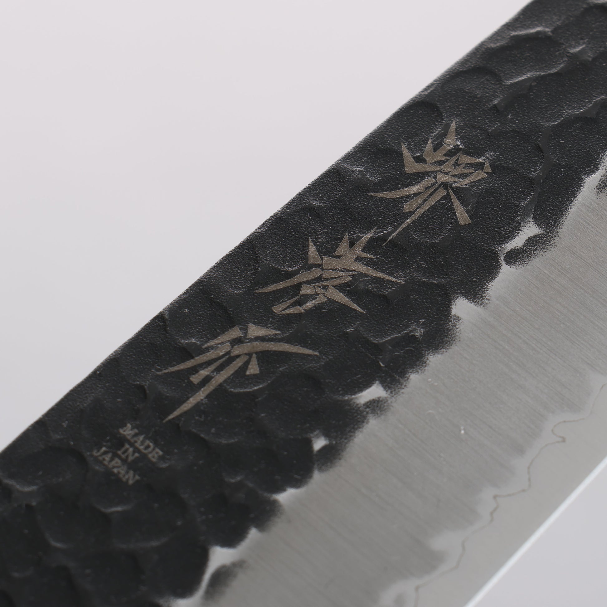 堺 孝行 青スーパー鋼 鎚目 黒仕上げ 三徳包丁 165mm ケヤキ柄 - 清助刃物