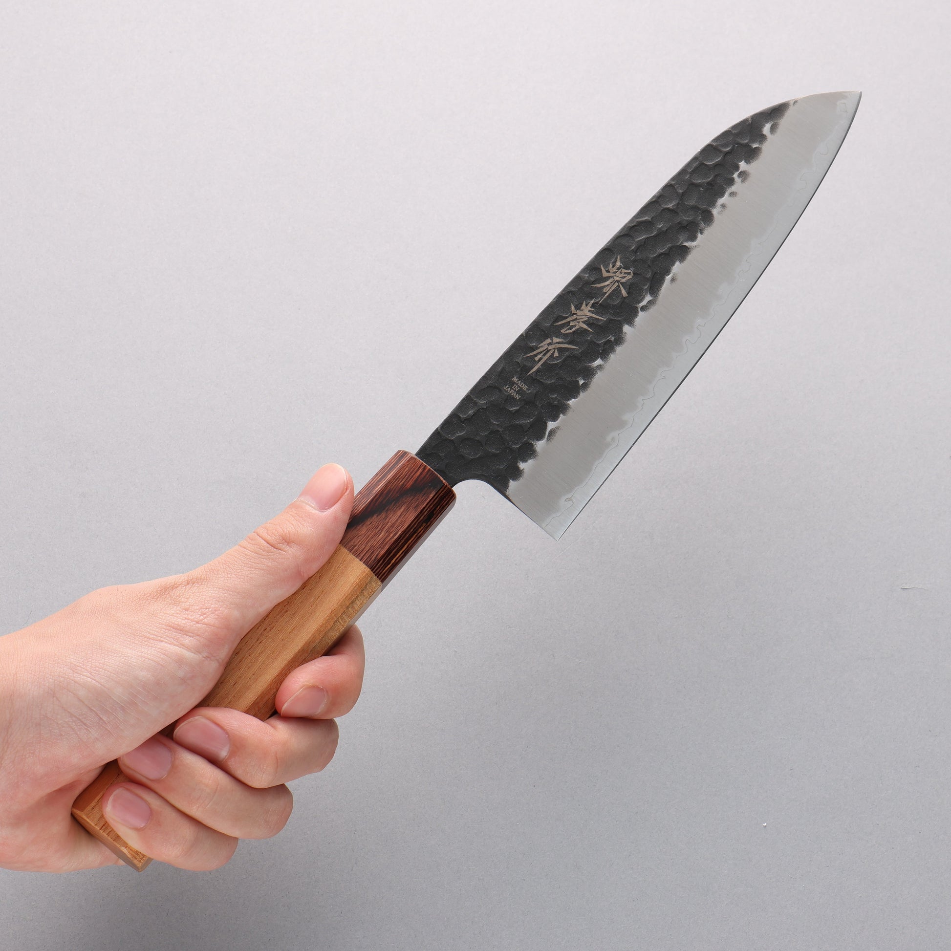 堺 孝行 青スーパー鋼 鎚目 黒仕上げ 三徳包丁 165mm ケヤキ柄 - 清助刃物