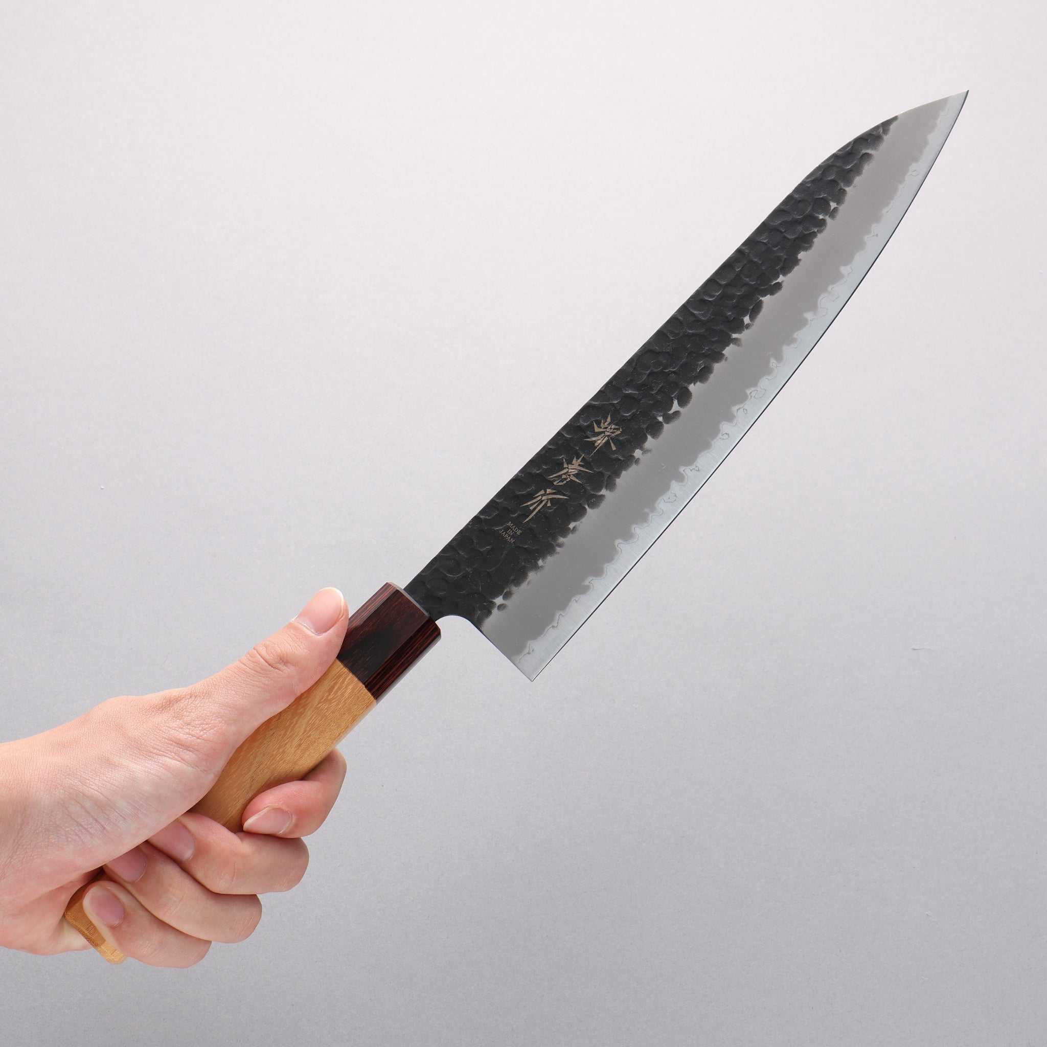 堺 孝行 青スーパー鋼 鎚目 黒仕上げ 牛刀包丁 240mm ケヤキ柄 - 清助刃物