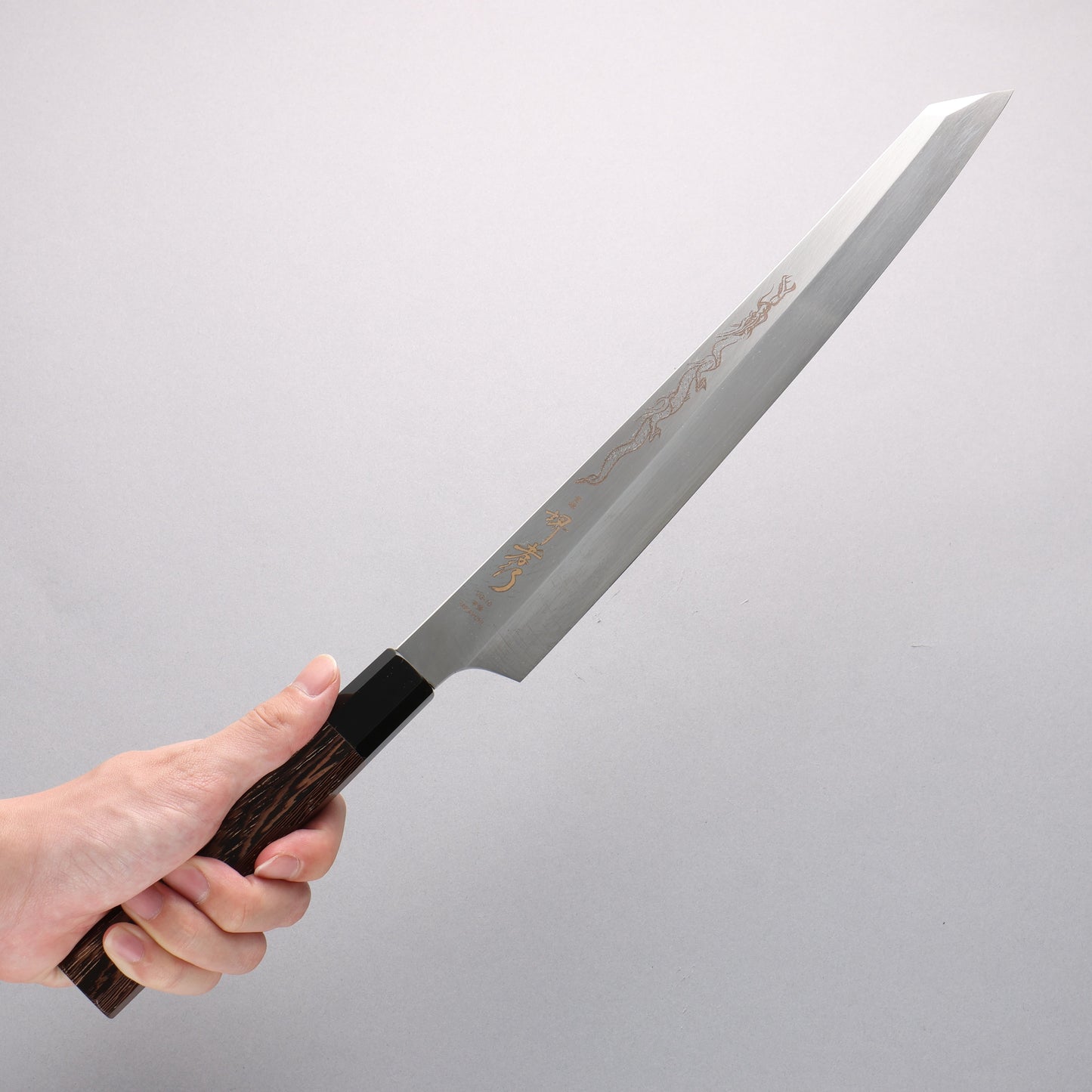 堺 孝行 本焼 V金10号 龍の彫刻入り 剣型柳刃包丁 300mm ウエンジ柄 鞘付き - 清助刃物