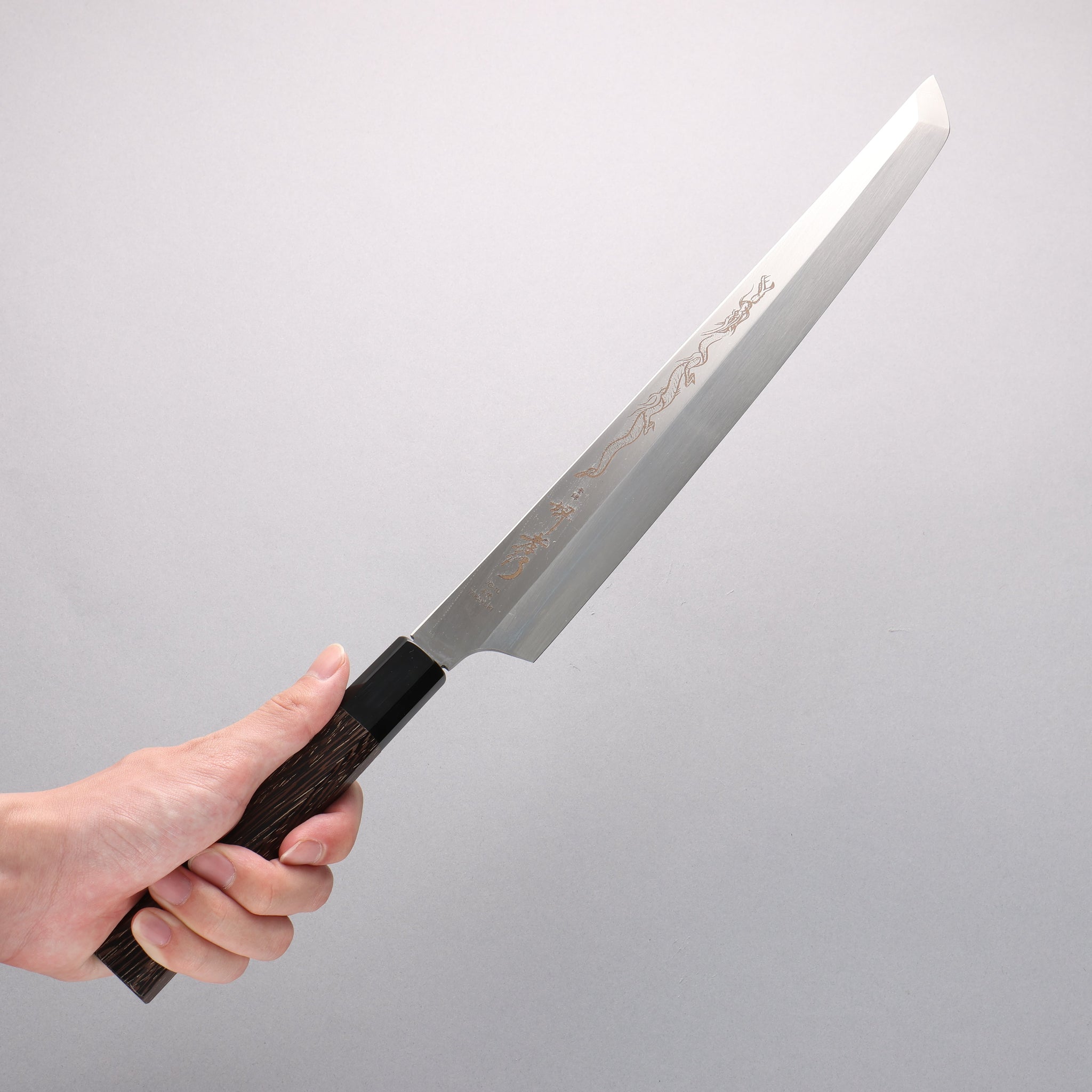 堺 孝行 本焼 V金10号 龍の彫刻入り 先丸柳刃包丁 300mm ウエンジ柄 鞘付き - 清助刃物