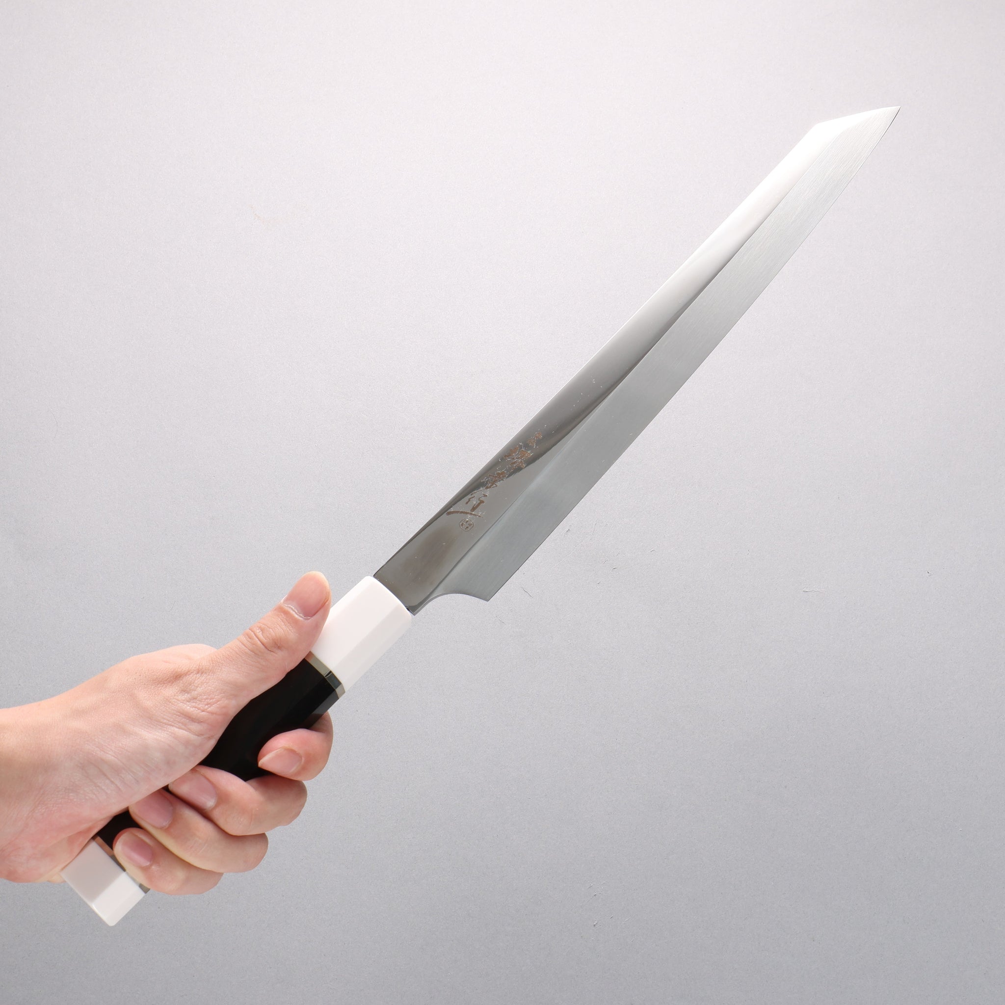 堺 孝行 銀龍 本焼 スウェーデン鋼 鏡面仕上げ 剣型柳刃包丁 270mm 黒檀柄 鞘付き - 清助刃物