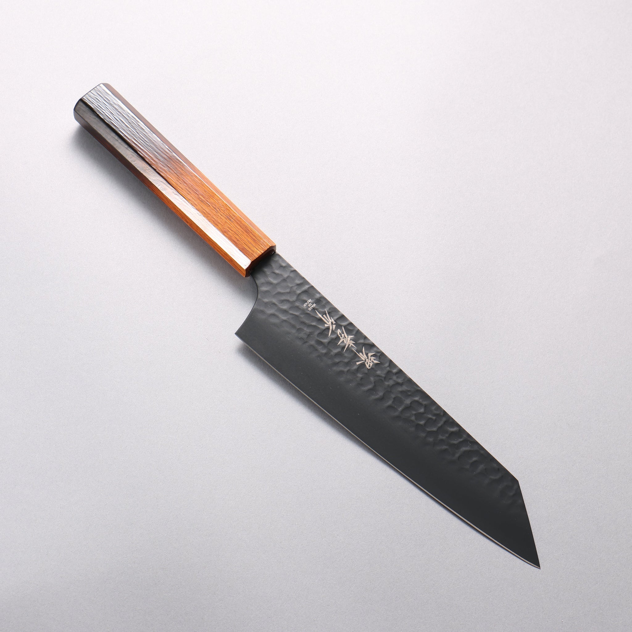 堺 孝行 黒影 V金10号 鎚目 テフロン加工 切付牛刀包丁 190mm 樫焼 漆塗り柄 - 清助刃物