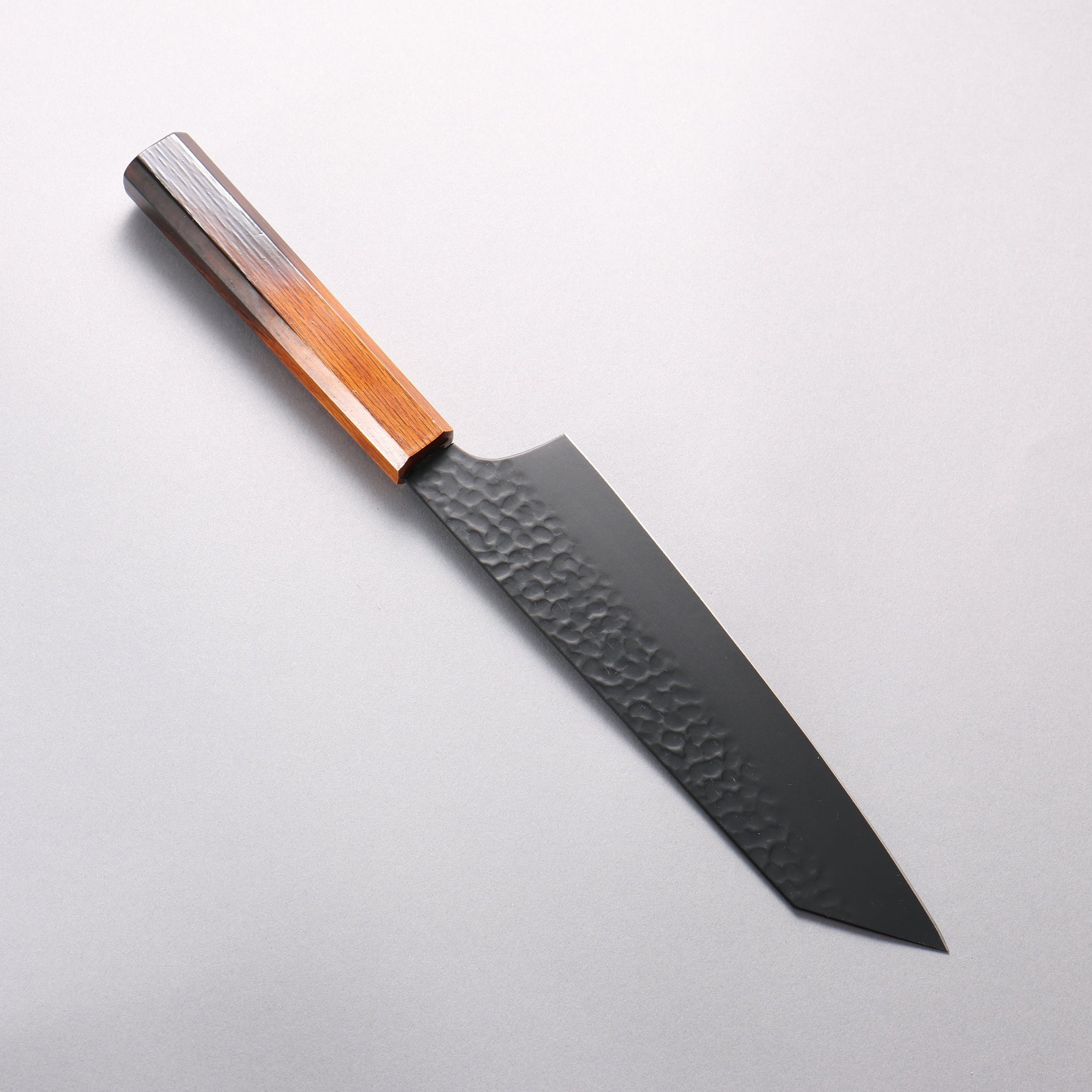 堺 孝行 黒影 V金10号 鎚目 テフロン加工 切付牛刀包丁 190mm 樫焼 漆塗り柄 - 清助刃物