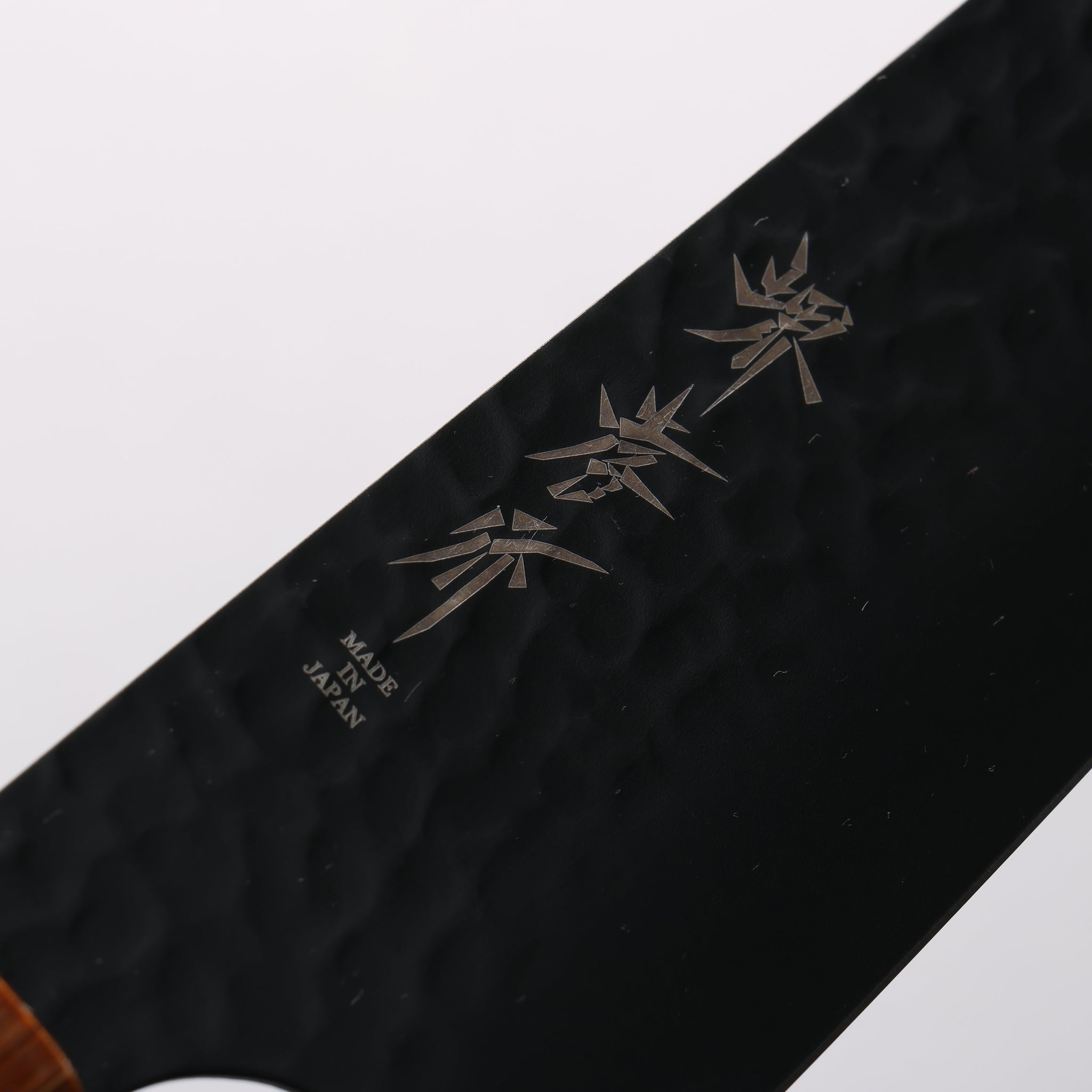 堺 孝行 黒影 V金10号 鎚目 テフロン加工 切付牛刀包丁 190mm 樫焼 漆塗り柄 - 清助刃物