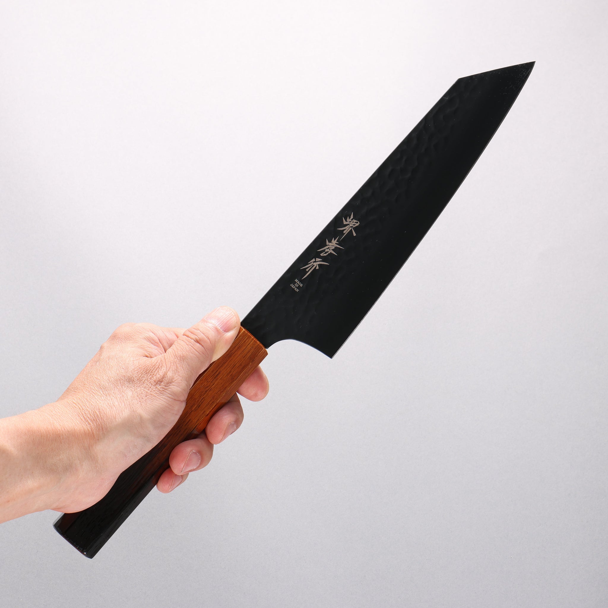 堺 孝行 黒影 V金10号 鎚目 テフロン加工 切付牛刀包丁 190mm 樫焼 漆塗り柄 - 清助刃物