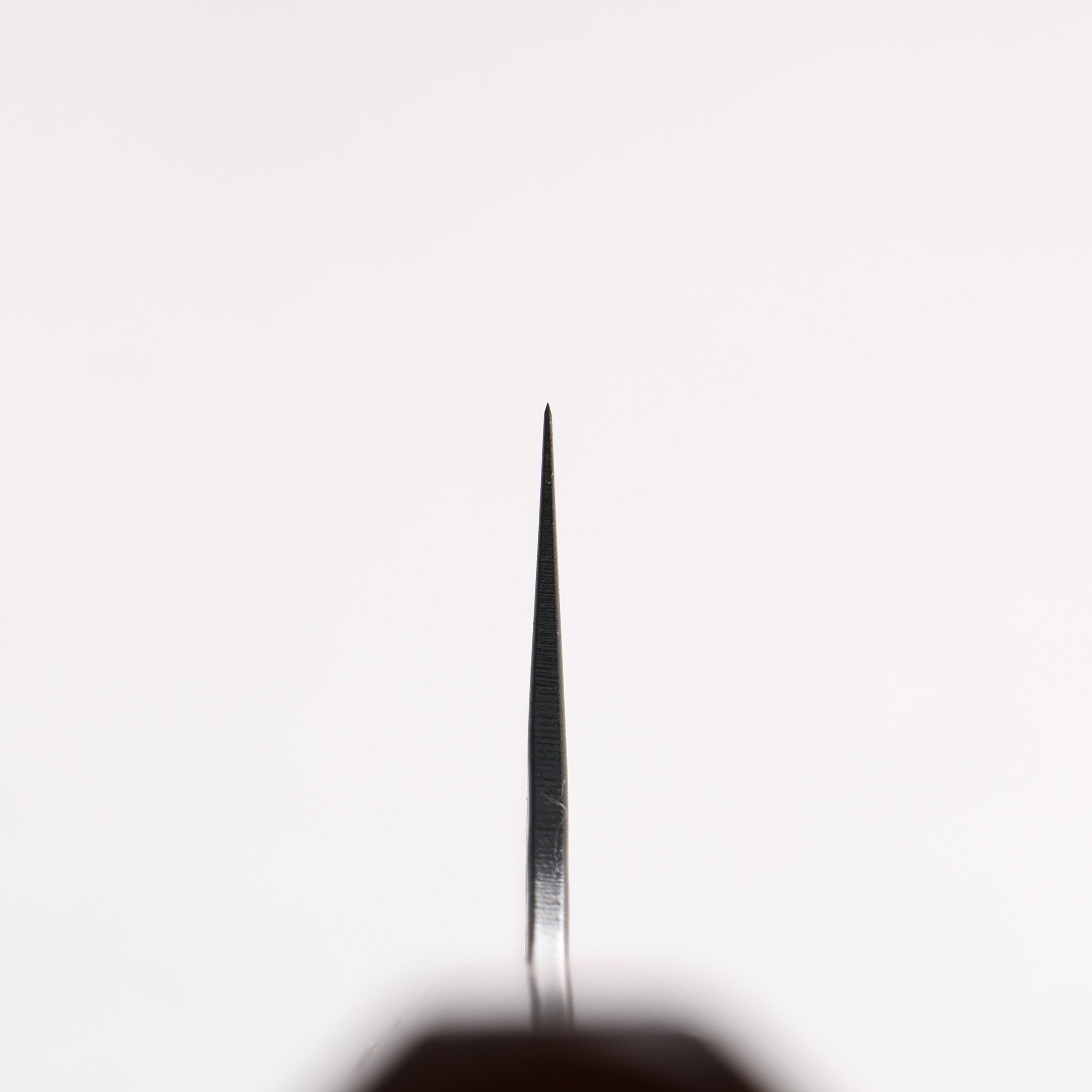 堺 孝行 黒影 V金10号 鎚目 テフロン加工 切付牛刀包丁 190mm 樫焼 漆塗り柄 - 清助刃物