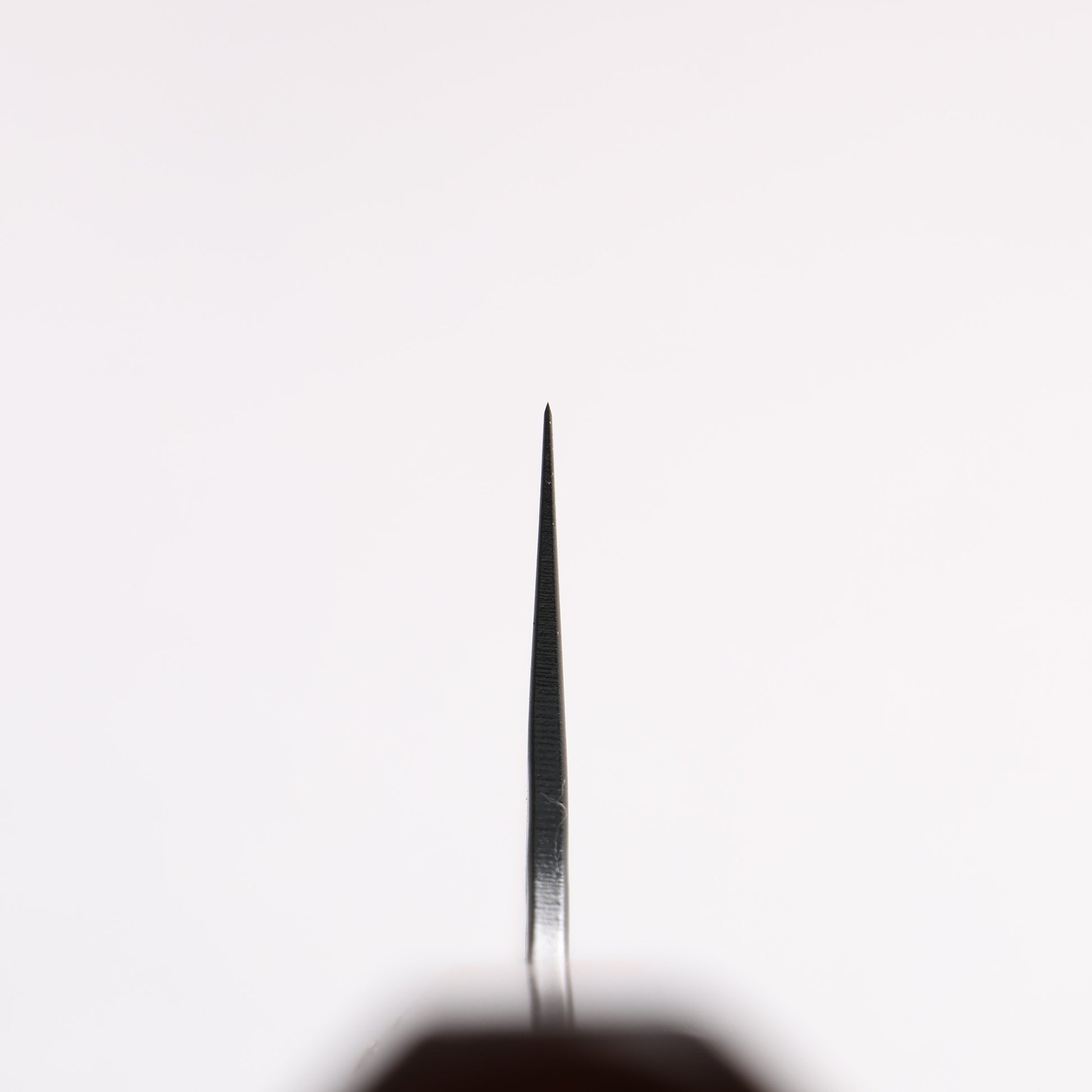 堺 孝行 黒影 V金10号 鎚目 テフロン加工 切付牛刀包丁 190mm 樫焼 漆塗り柄 - 清助刃物