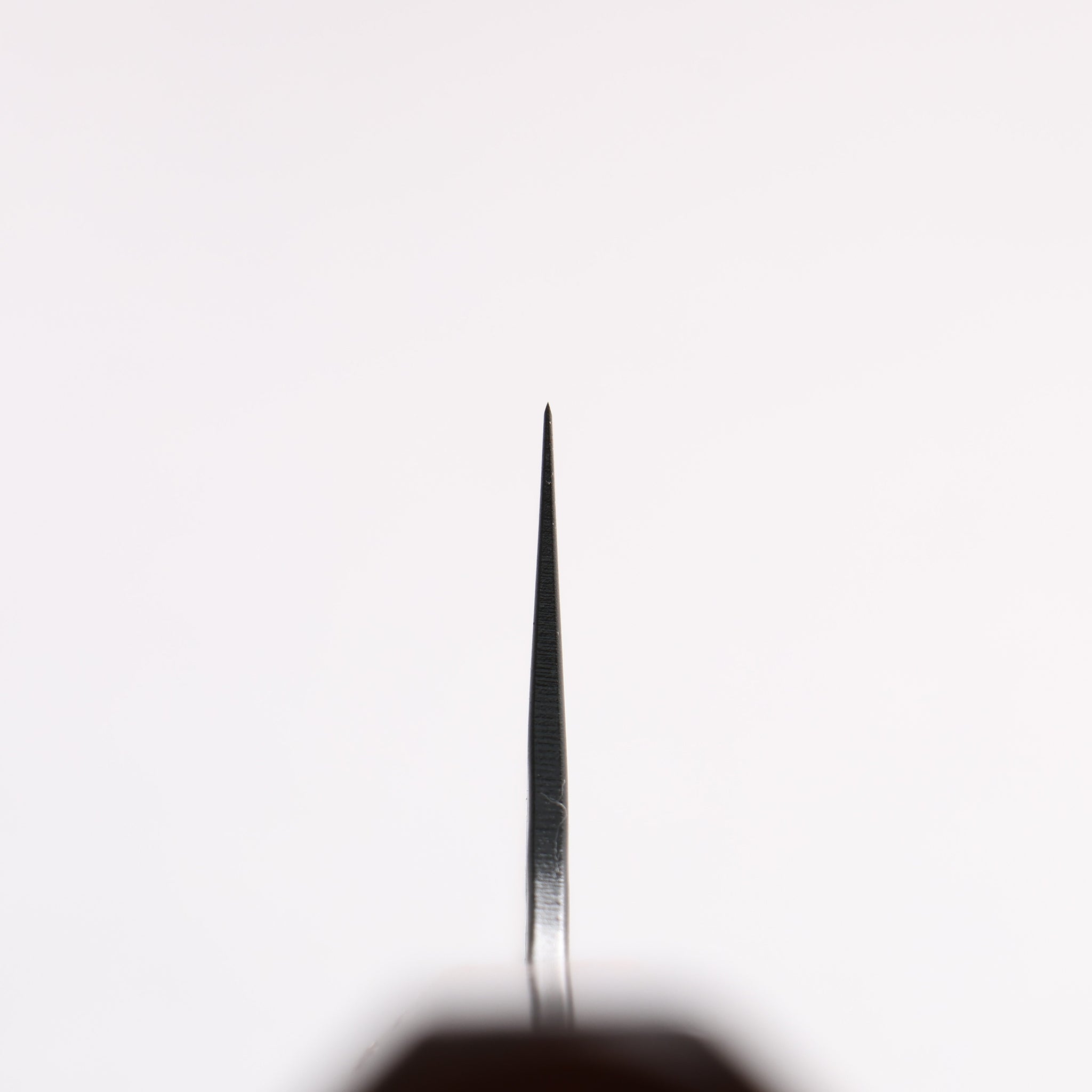 堺 孝行 黒影 V金10号 鎚目 テフロン加工 切付牛刀包丁 190mm 樫焼 漆塗り柄 - 清助刃物