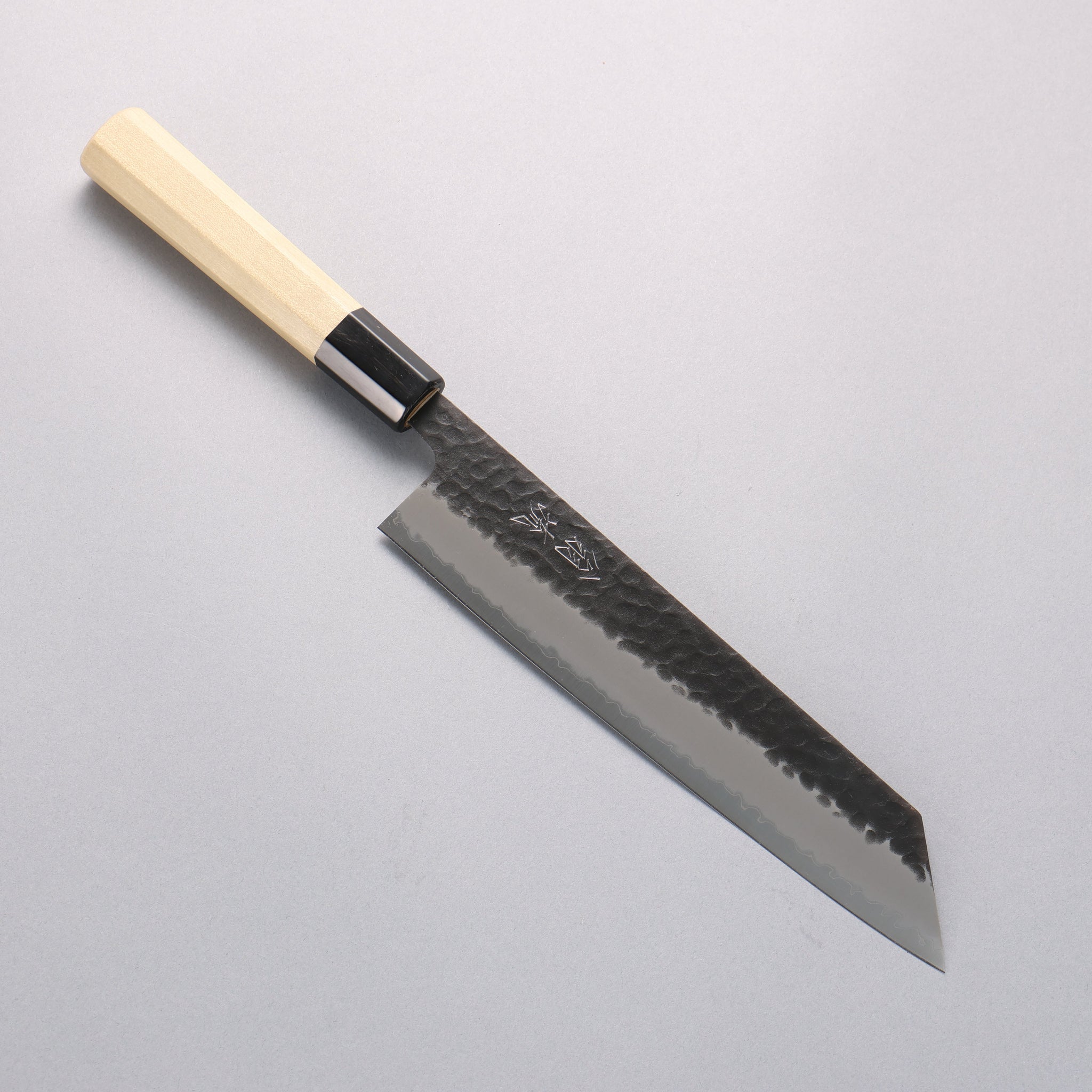 翁流 青スーパー鋼 鎚目 黒仕上げ 切付牛刀包丁 210mm 朴柄 - 清助刃物