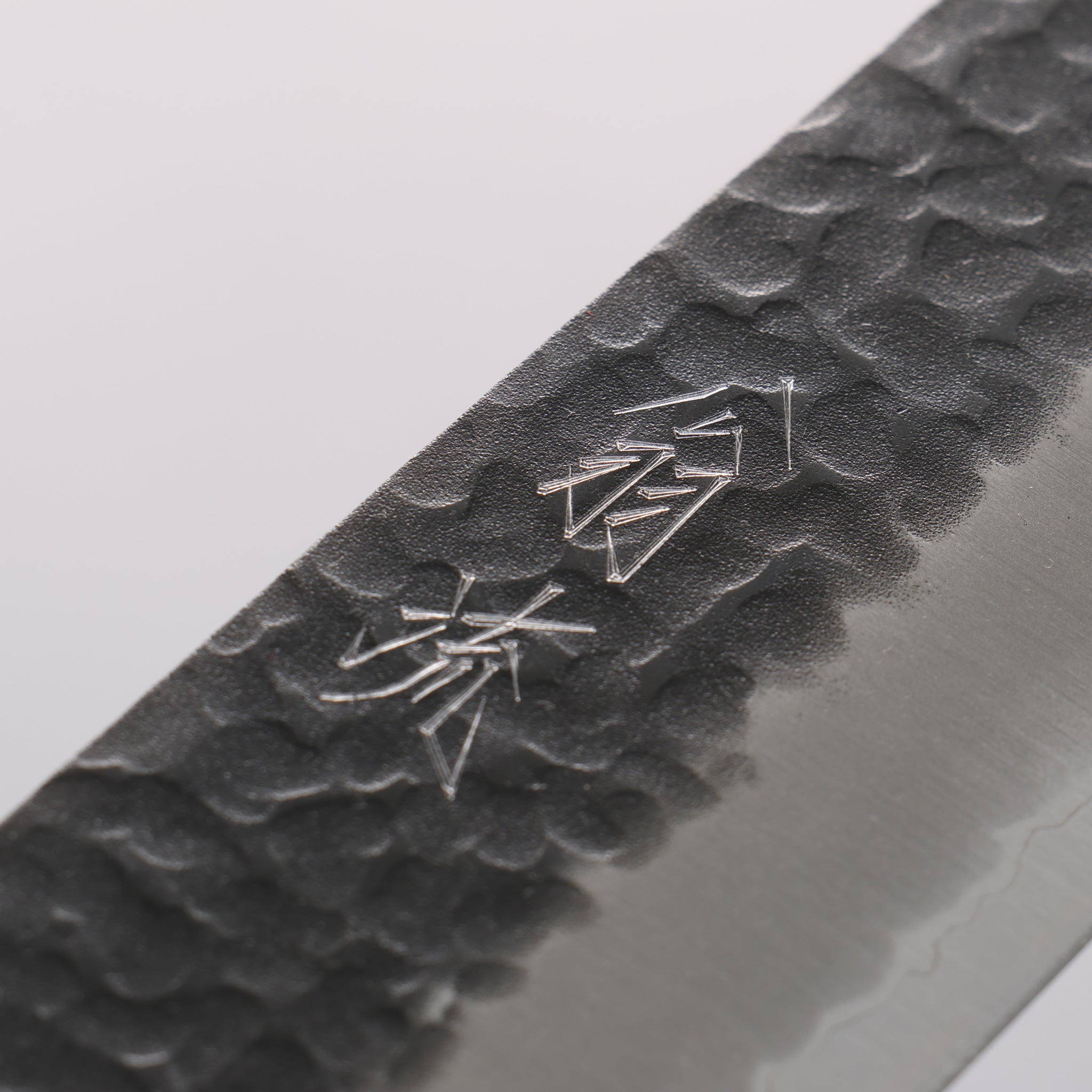 翁流 青スーパー鋼 鎚目 黒仕上げ 切付牛刀包丁 210mm 朴柄 - 清助刃物