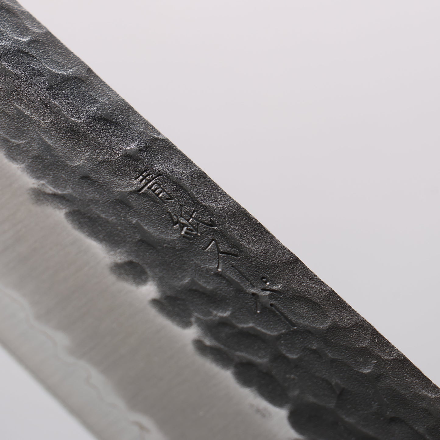 翁流 青スーパー鋼 鎚目 黒仕上げ 切付牛刀包丁 210mm 朴柄 - 清助刃物