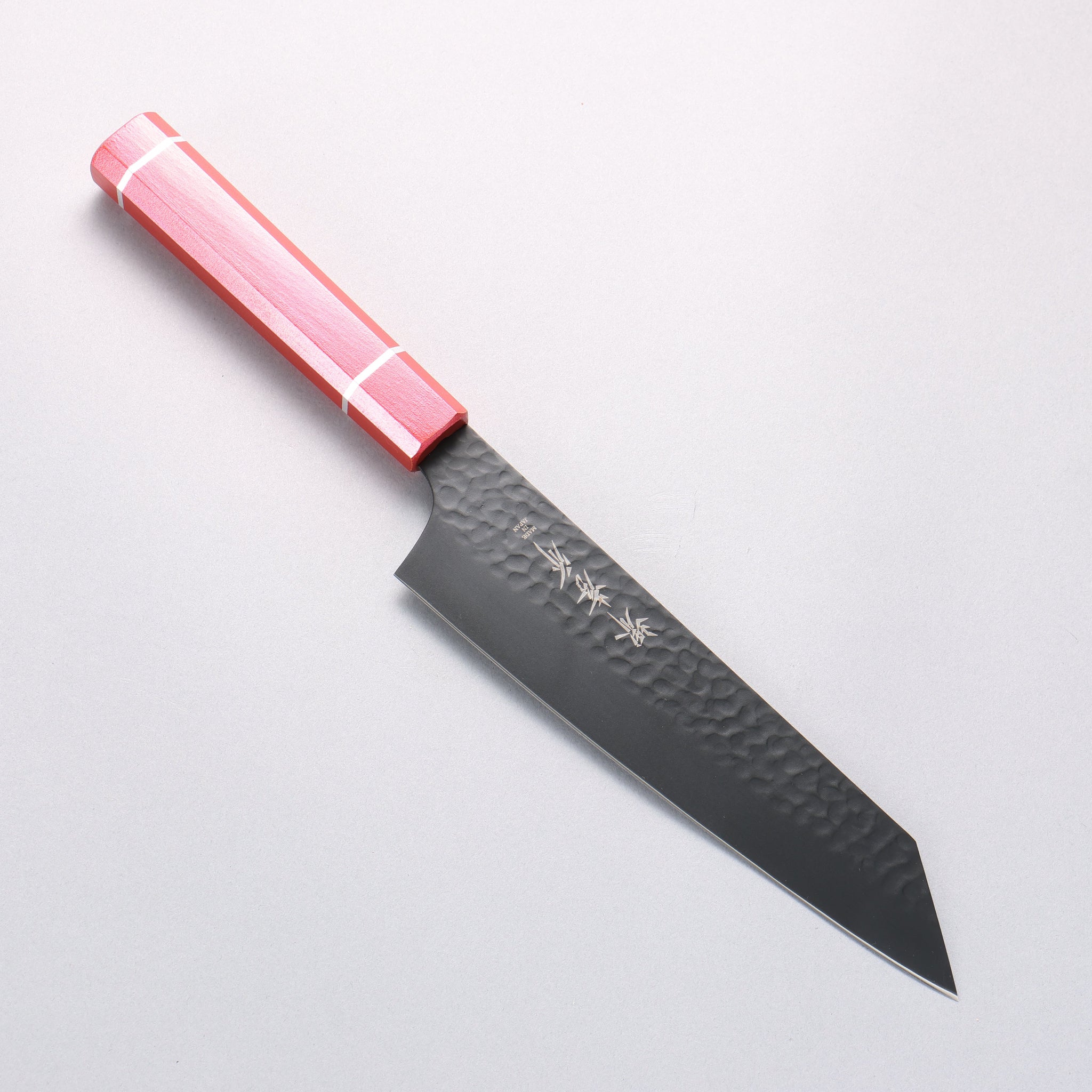 堺 孝行 黒影 V金10号 鎚目 テフロン加工 剣型牛刀包丁 190mm 樫の木漆塗り(皇赤)柄 - 清助刃物