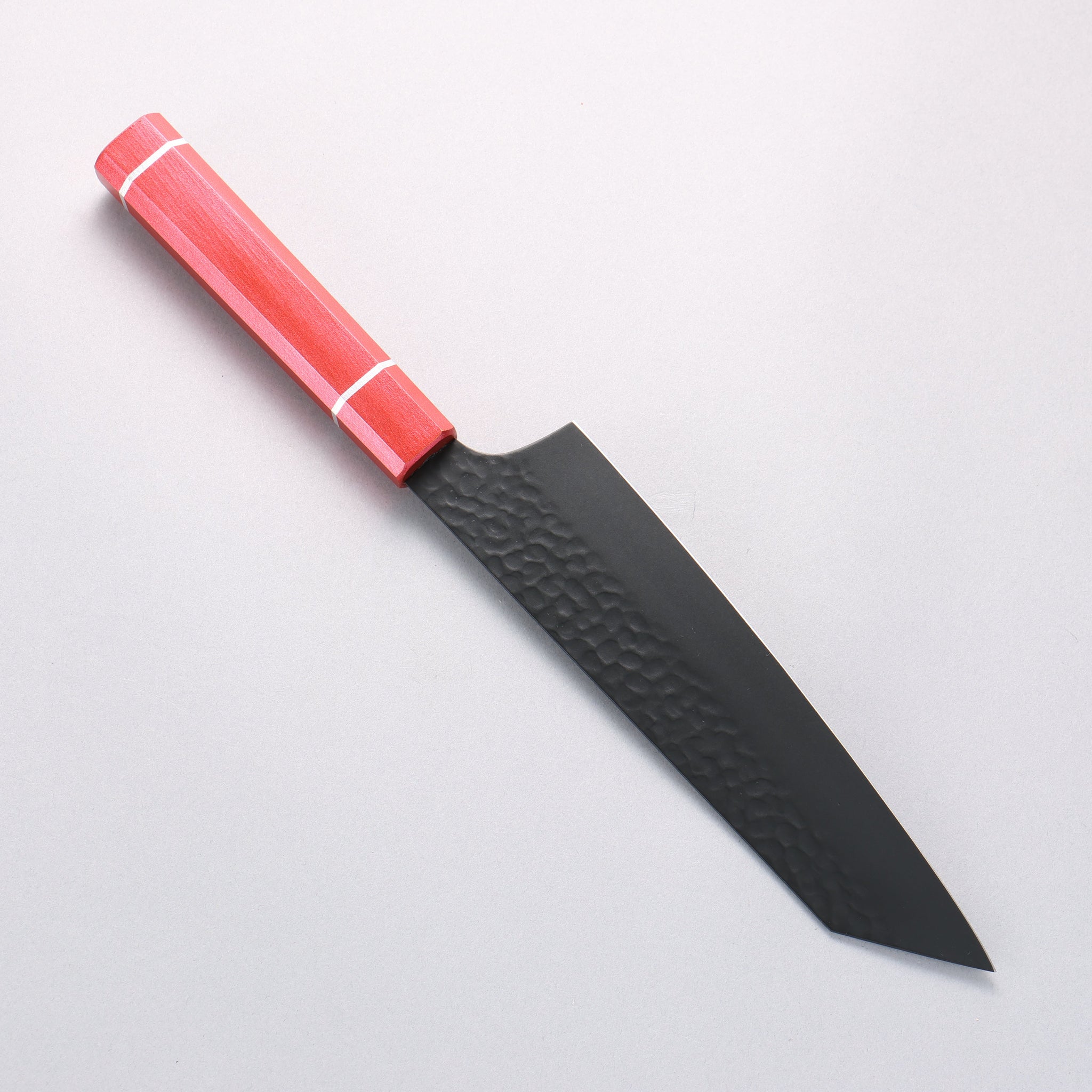 堺 孝行 黒影 V金10号 鎚目 テフロン加工 剣型牛刀包丁 190mm 樫の木漆塗り(皇赤)柄 - 清助刃物