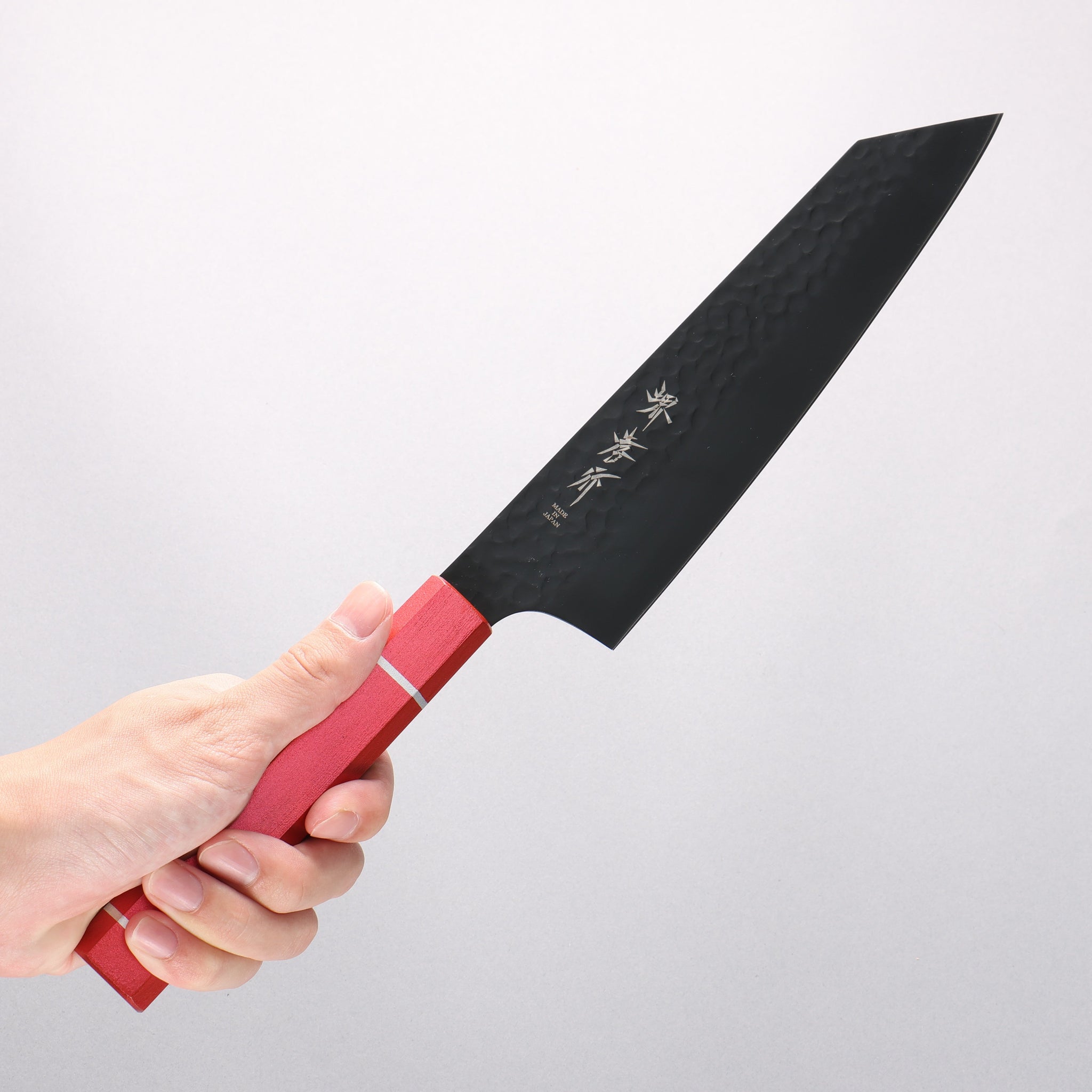 堺 孝行 黒影 V金10号 鎚目 テフロン加工 剣型牛刀包丁 190mm 樫の木漆塗り(皇赤)柄 - 清助刃物