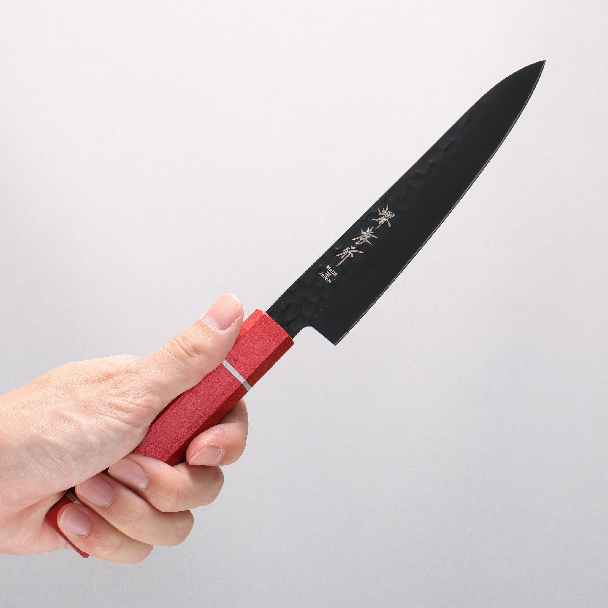 堺 孝行 黒影 V金10号 鎚目 テフロン加工 ペティーナイフ 150mm 樫の木漆塗り(皇赤)柄 - 清助刃物