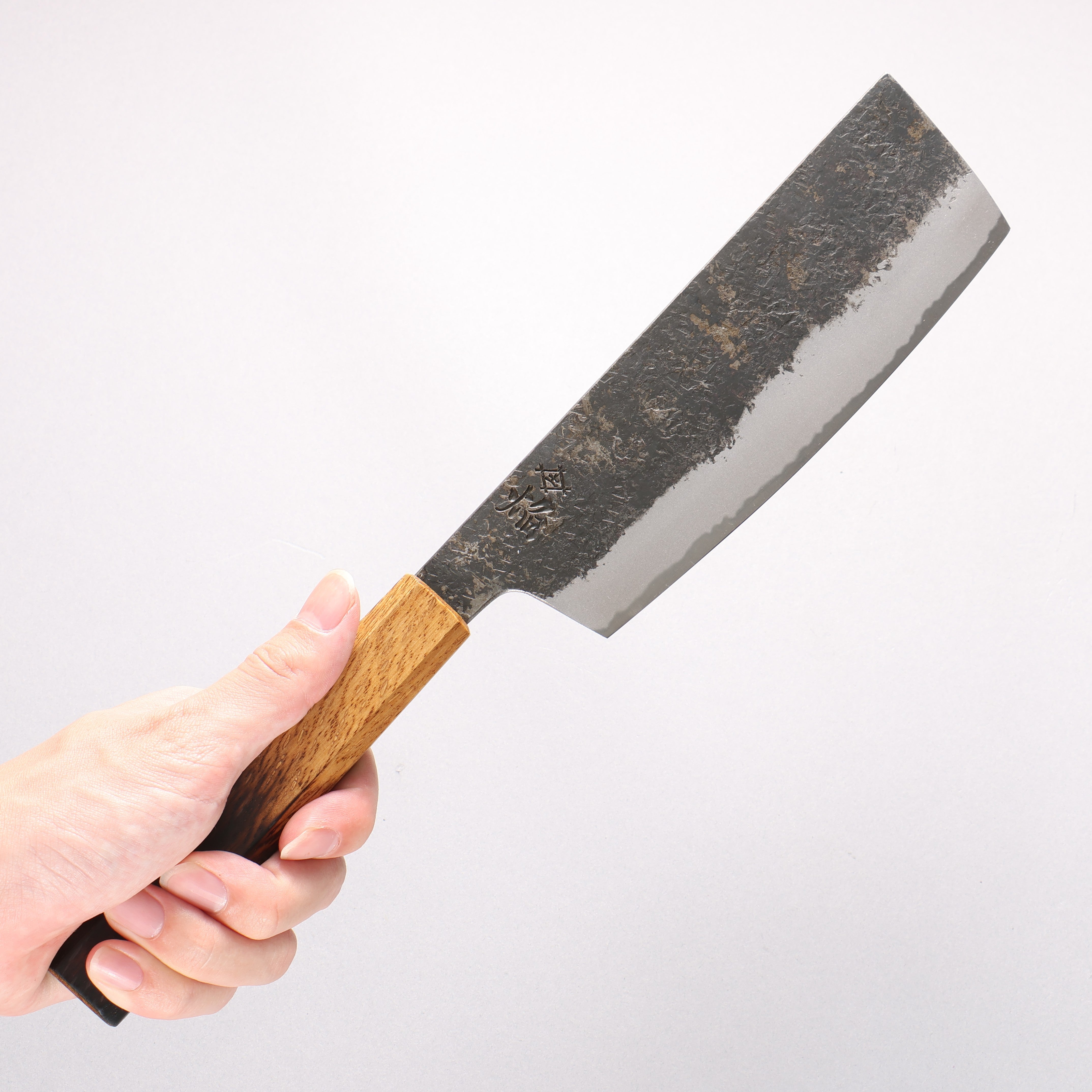 堺 孝行 焔紅蓮 青ニ鋼 黒打 鎚目 菜切包丁 180mm 樫焼柄 - 清助刃物