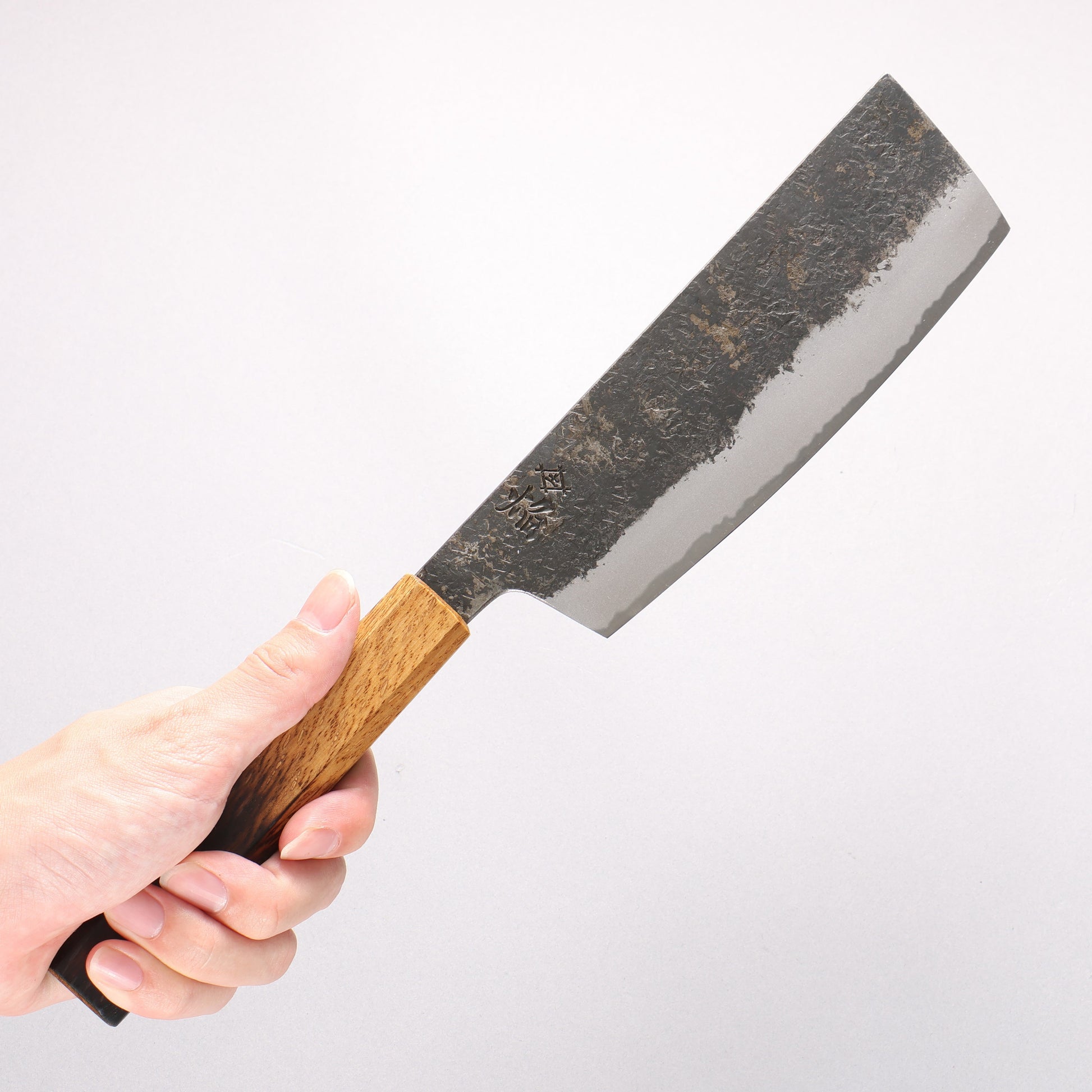 堺 孝行 焔紅蓮 青ニ鋼 黒打 鎚目 菜切包丁 180mm 樫焼柄 - 清助刃物