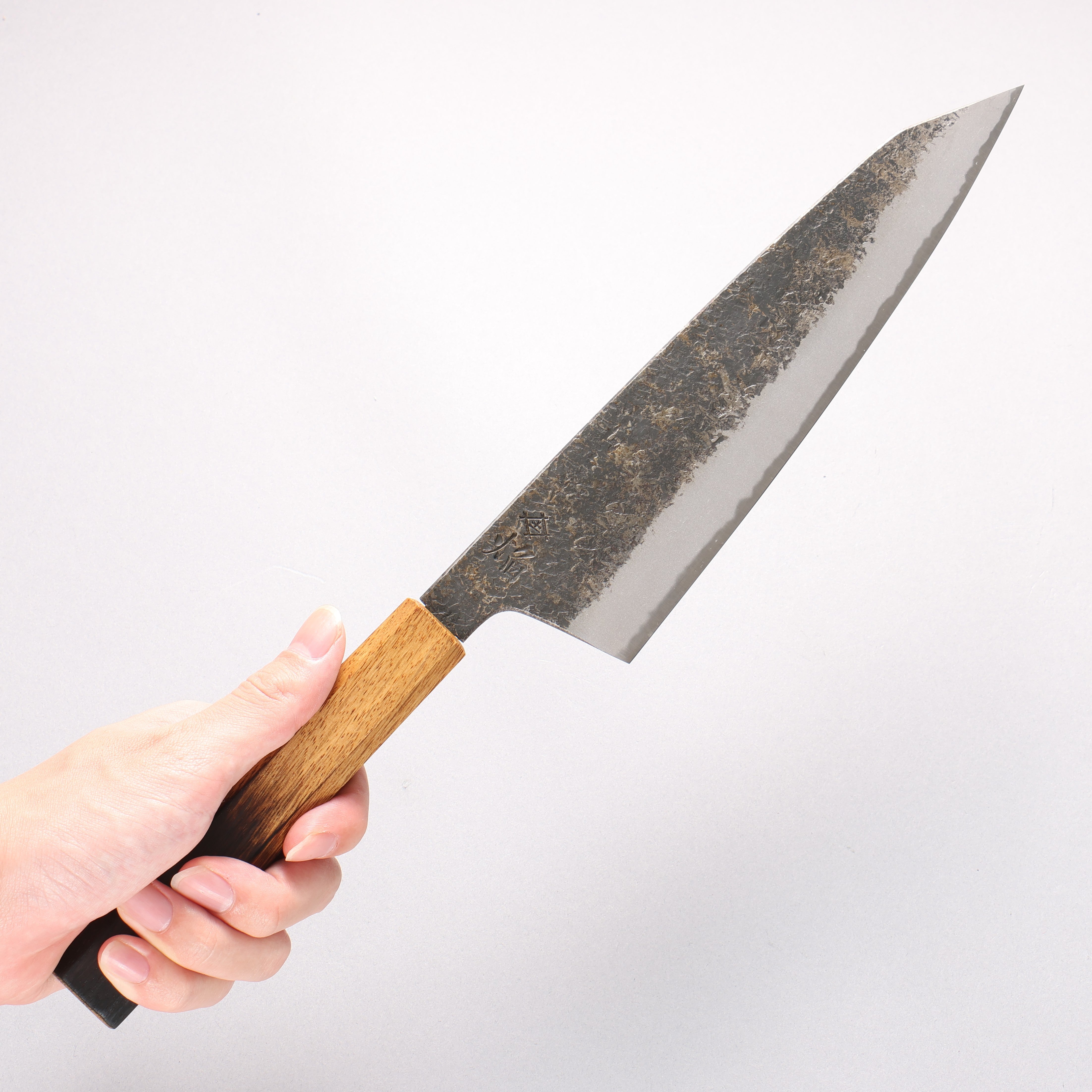 堺 孝行 焔紅蓮 青ニ鋼 黒打 鎚目 牛刀包丁 225mm 樫焼柄 - 清助刃物