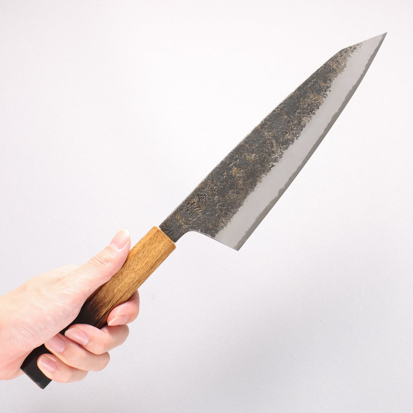堺 孝行 焔紅蓮 青ニ鋼 黒打 鎚目 牛刀包丁 225mm 樫焼柄 - 清助刃物