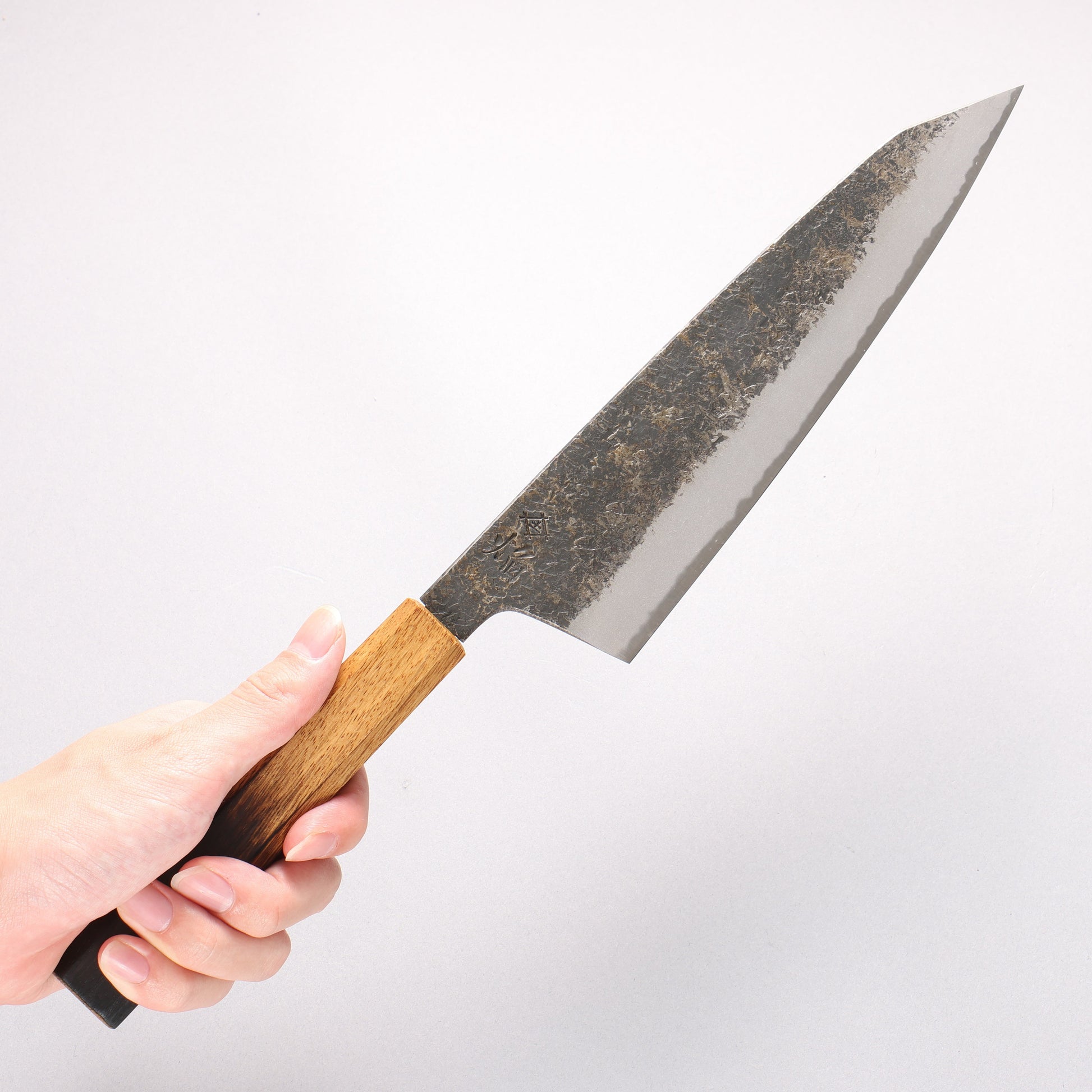 堺 孝行 焔紅蓮 青ニ鋼 黒打 鎚目 牛刀包丁 225mm 樫焼柄 - 清助刃物