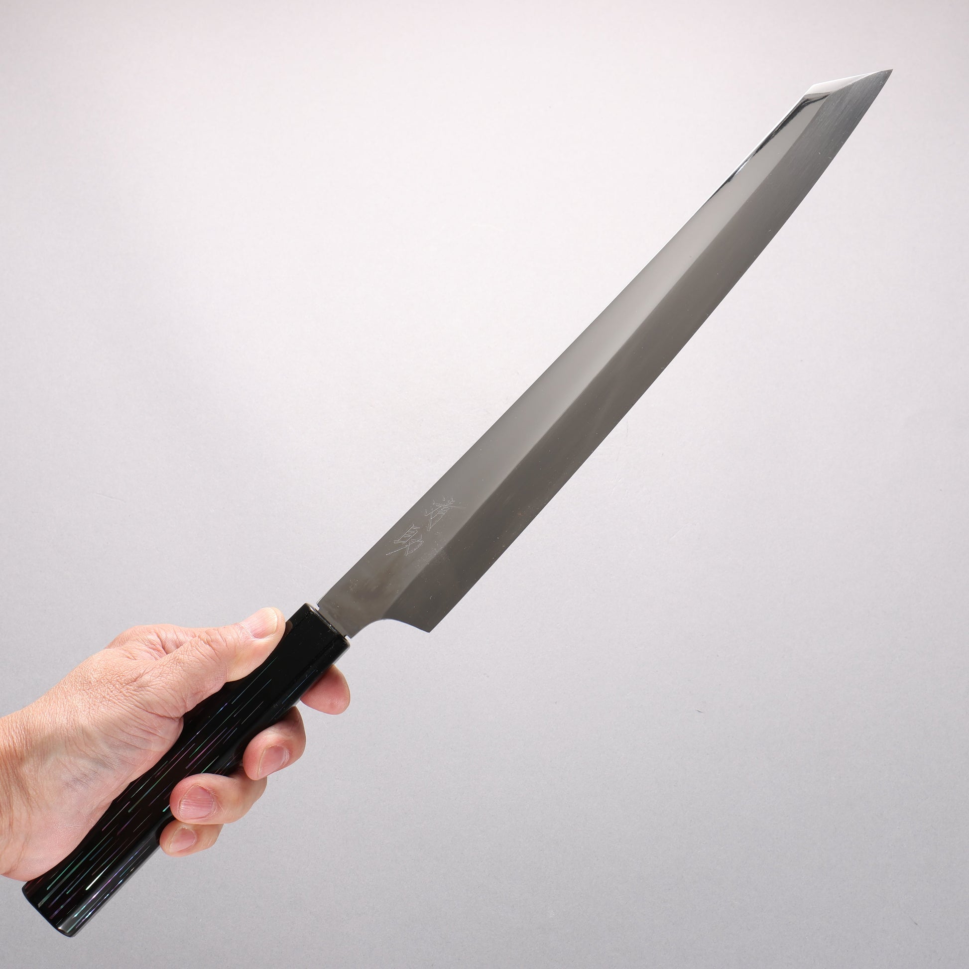 堺 孝行 本焼き 飛燕 V金10号 鏡面仕上げ 剣型柳刃包丁 300mm 黒漆塗り (螺鈿)柄 鞘付き Tetris Pattern MOP inlay (テトリス調螺鈿)