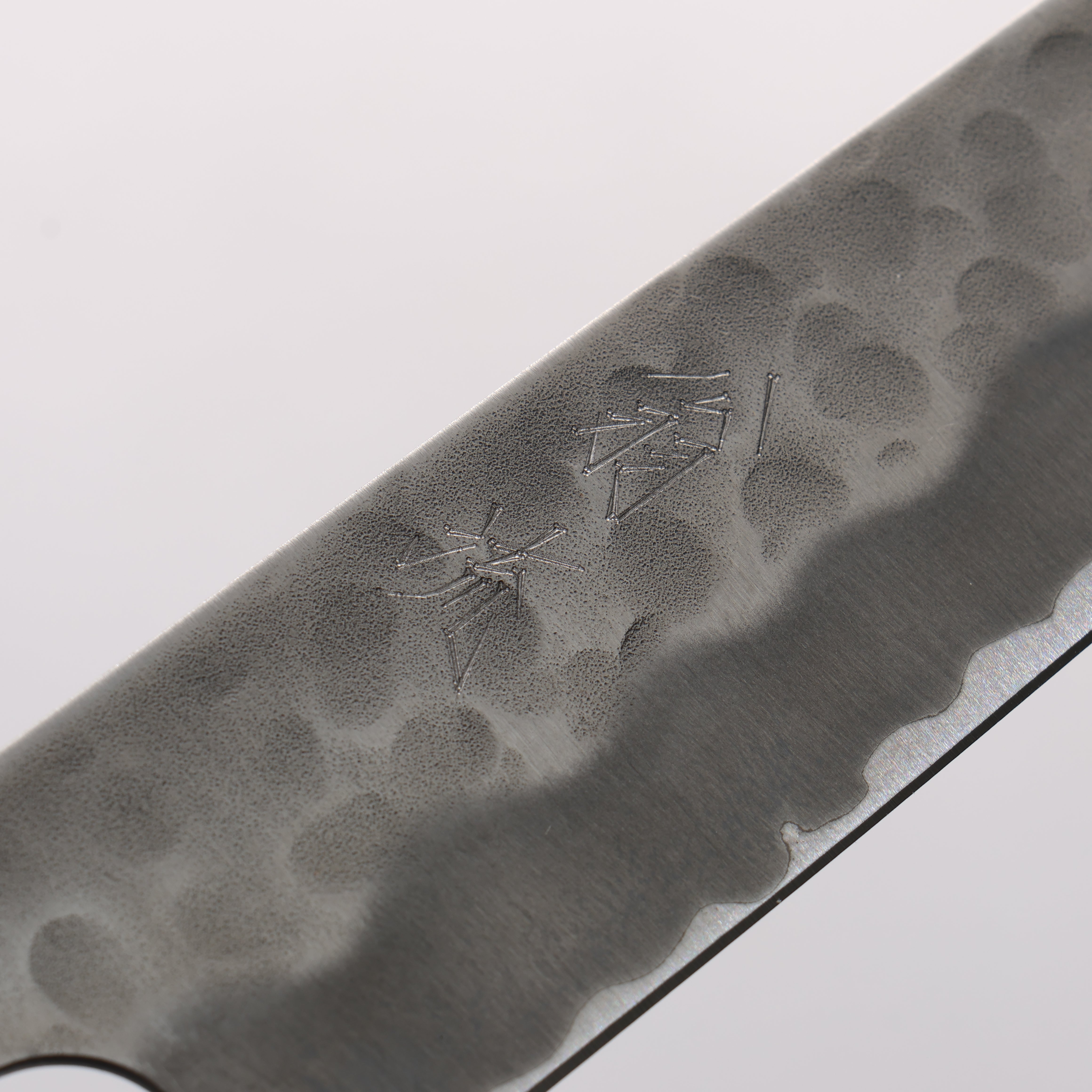 翁流 白ニ鋼 鎚目 筋引包丁 240mm ケヤキ柄 - 清助刃物