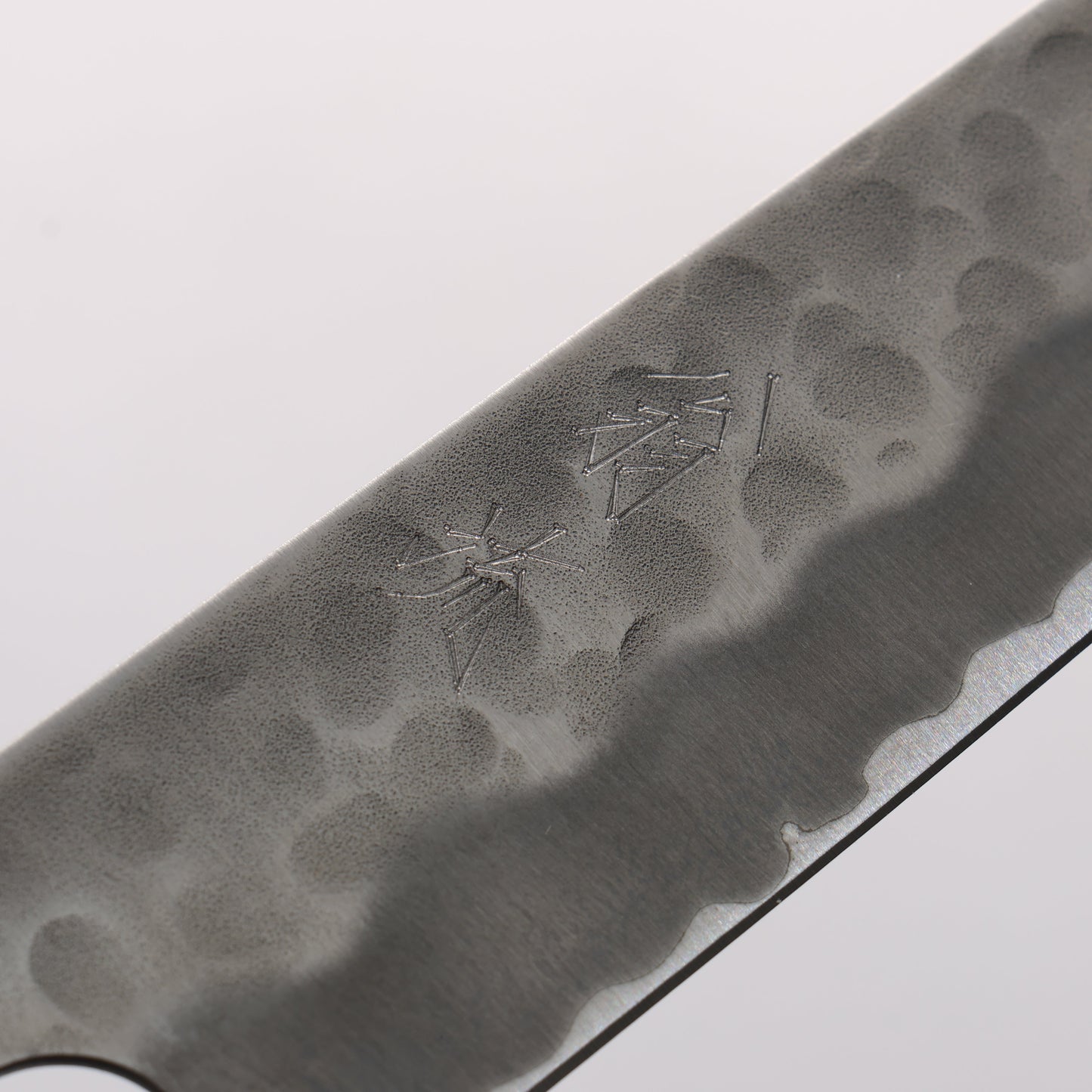 翁流 白ニ鋼 鎚目 筋引包丁 240mm ケヤキ柄 - 清助刃物