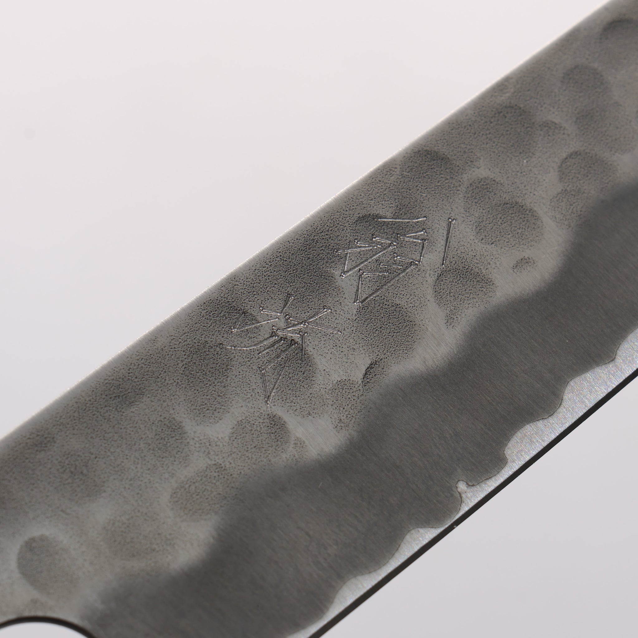 翁流 白ニ鋼 鎚目 筋引包丁 240mm ケヤキ柄 - 清助刃物