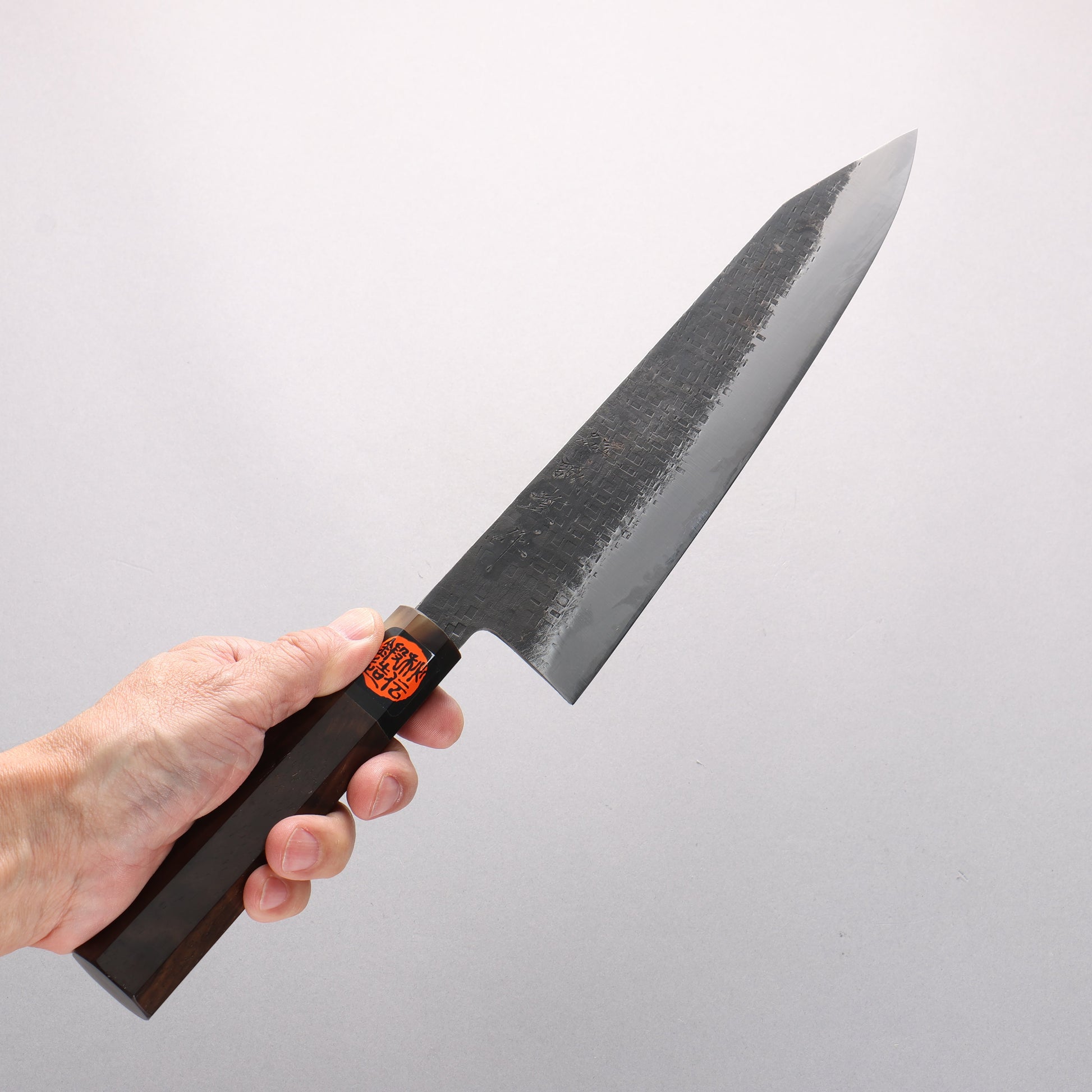 田中 誠貴 鉄火 青ニ鋼 黒打 鎚目(角) 切付牛刀包丁 240mm ウォルナット柄 - 清助刃物