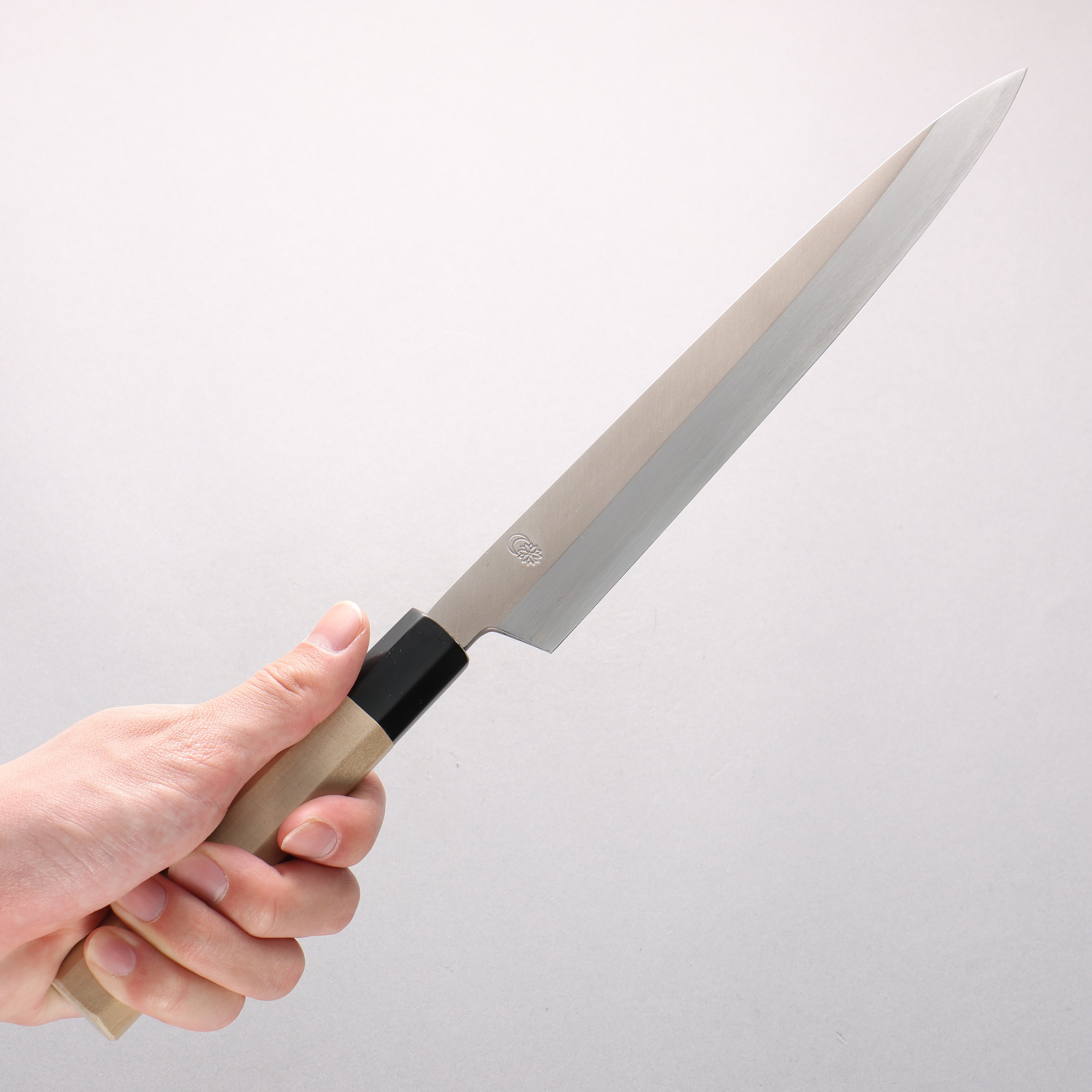菊重 筋引き 240mm 銀紙3号 鋼手作り包丁 菊月 銀三鋼 暈し 柳刃包丁 240mm 朴柄 – 清助刃物 Japan