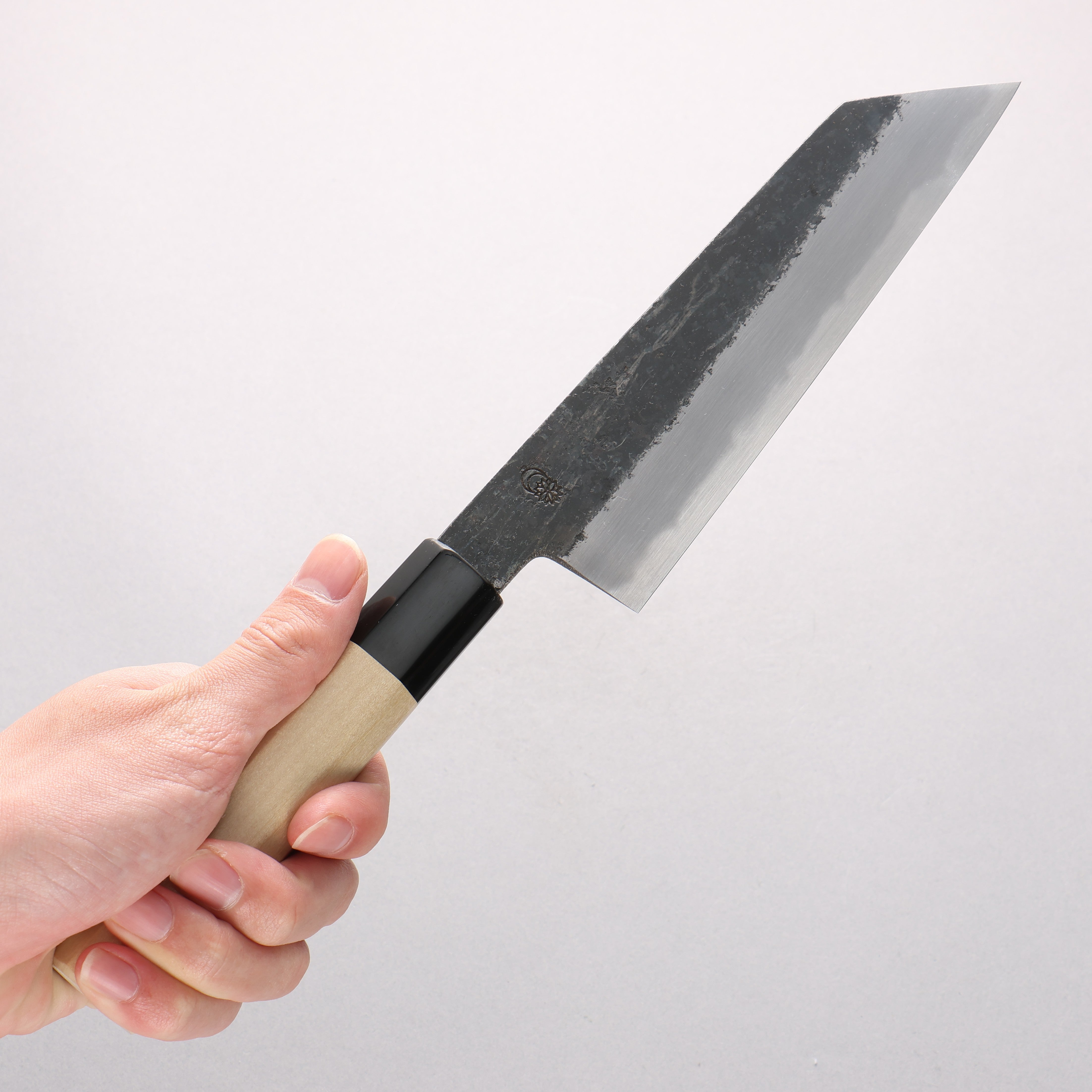 菊月 白ニ鋼 黒仕上げ 切付三徳包丁 180mm 朴柄 – 清助刃物 Japan