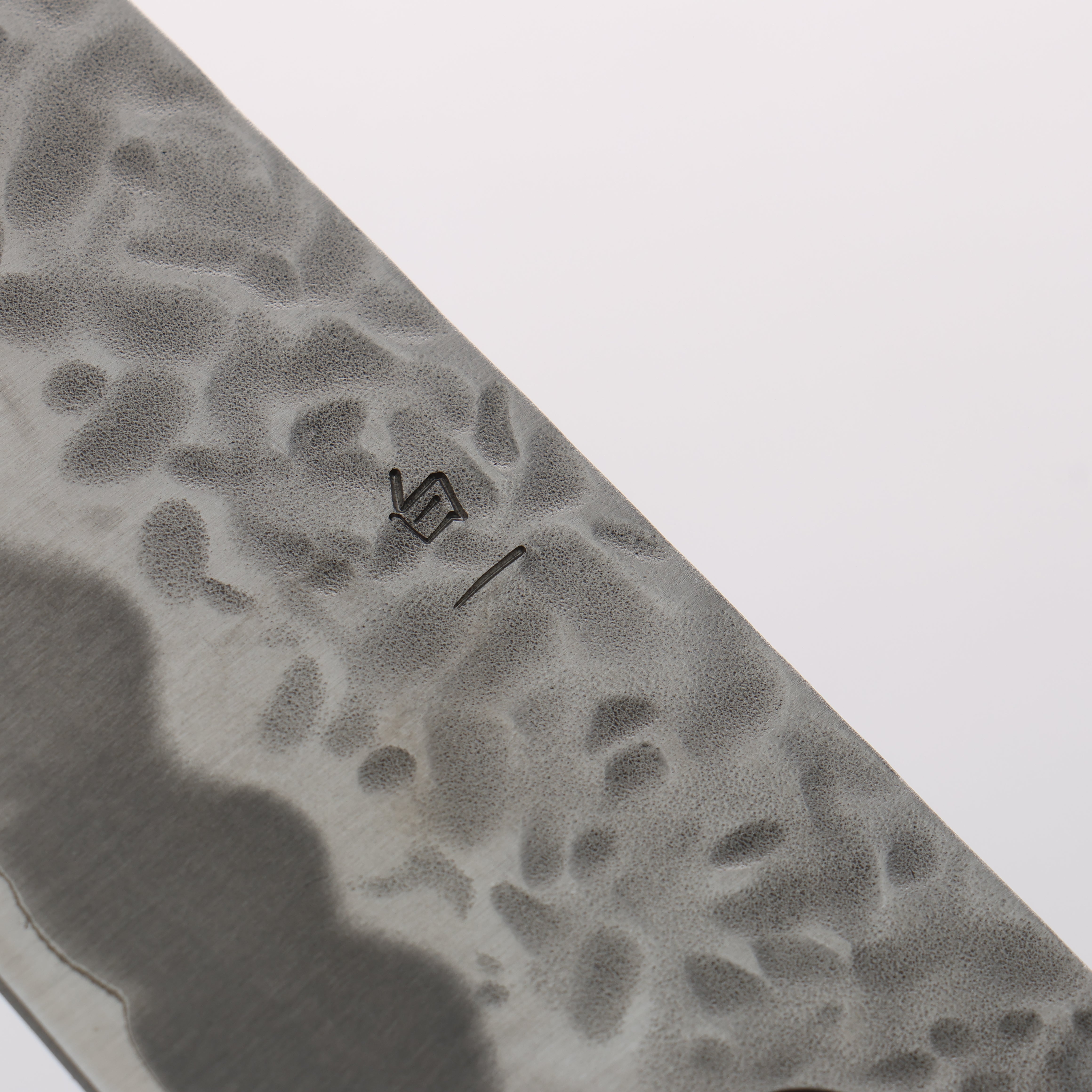 翁流 白一鋼 鎚目 牛刀包丁 210mm 樫柄 - 清助刃物