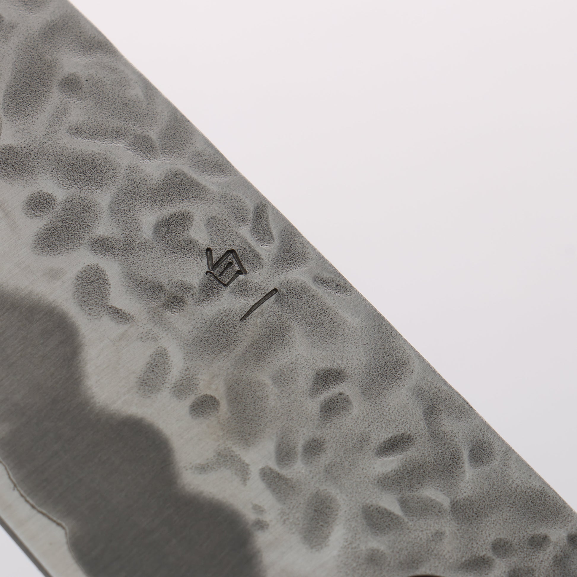 翁流 白一鋼 鎚目 牛刀包丁 210mm 樫柄 - 清助刃物