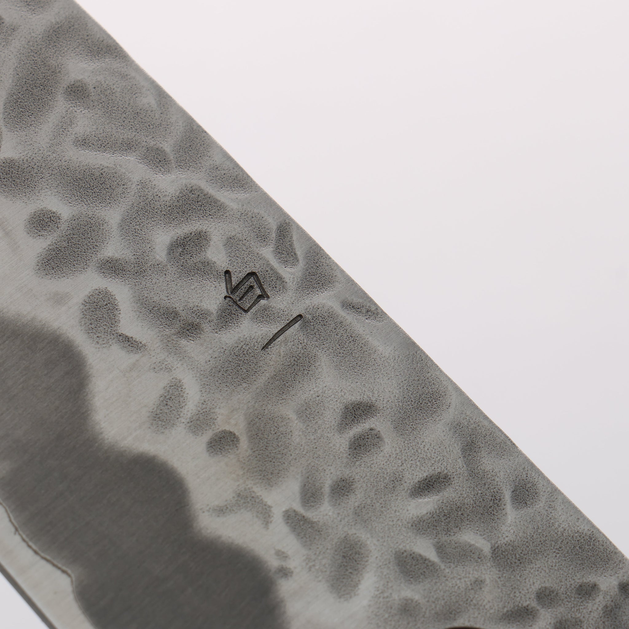 翁流 白一鋼 鎚目 牛刀包丁 210mm 樫柄 - 清助刃物