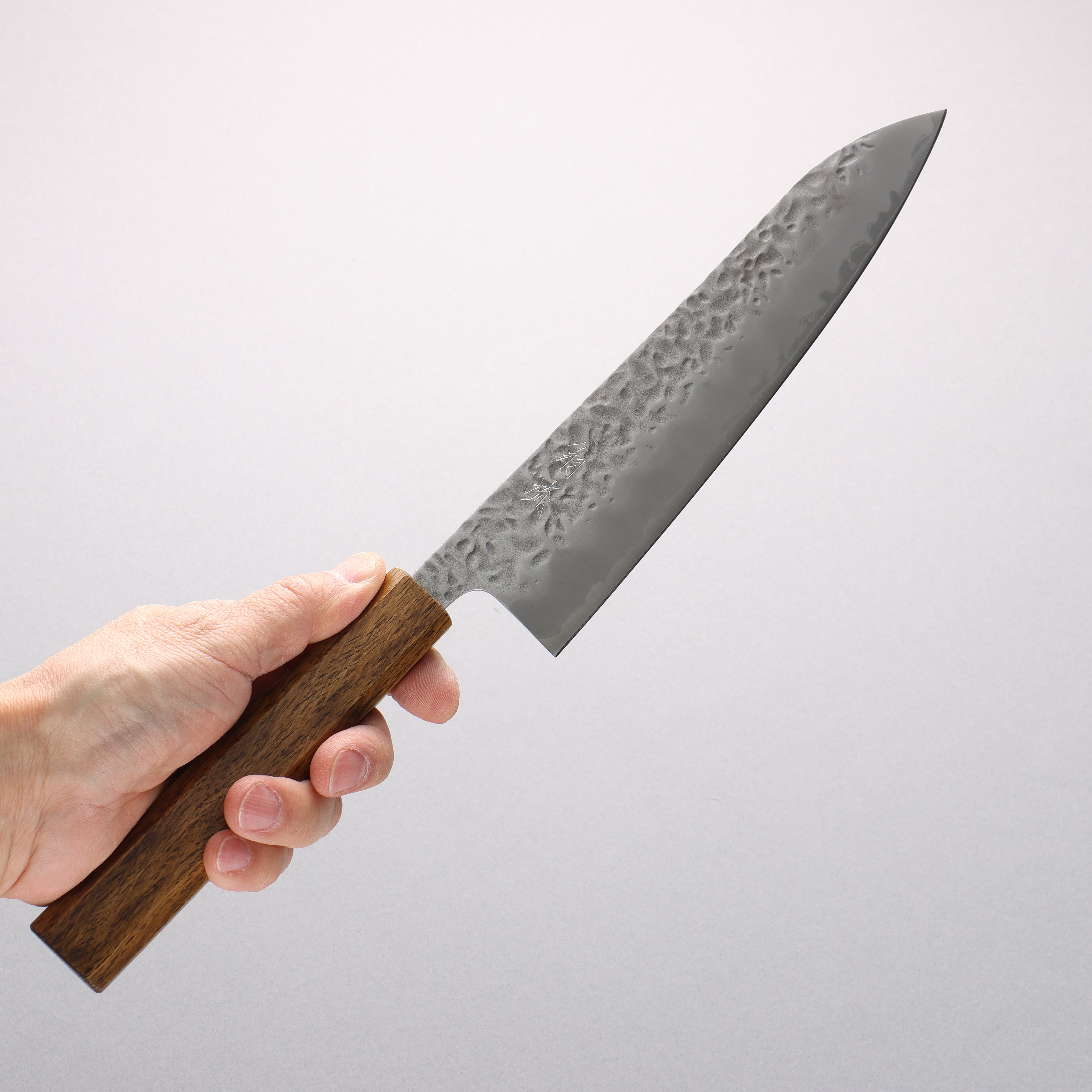 翁流 白一鋼 鎚目 牛刀包丁 210mm 樫柄 - 清助刃物