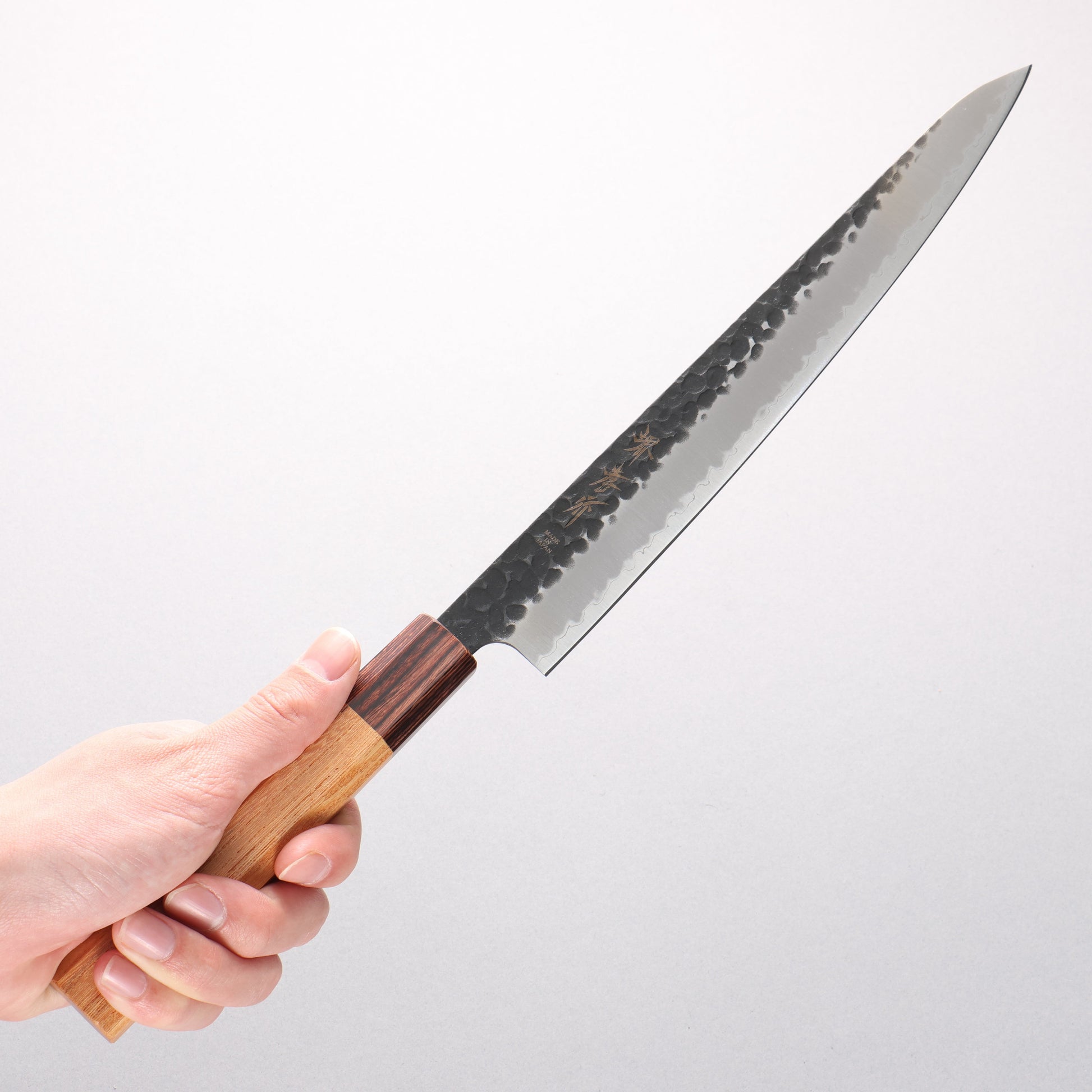 堺 孝行 青スーパー鋼 鎚目 黒仕上げ 筋引包丁 240mm ケヤキ柄 - 清助刃物