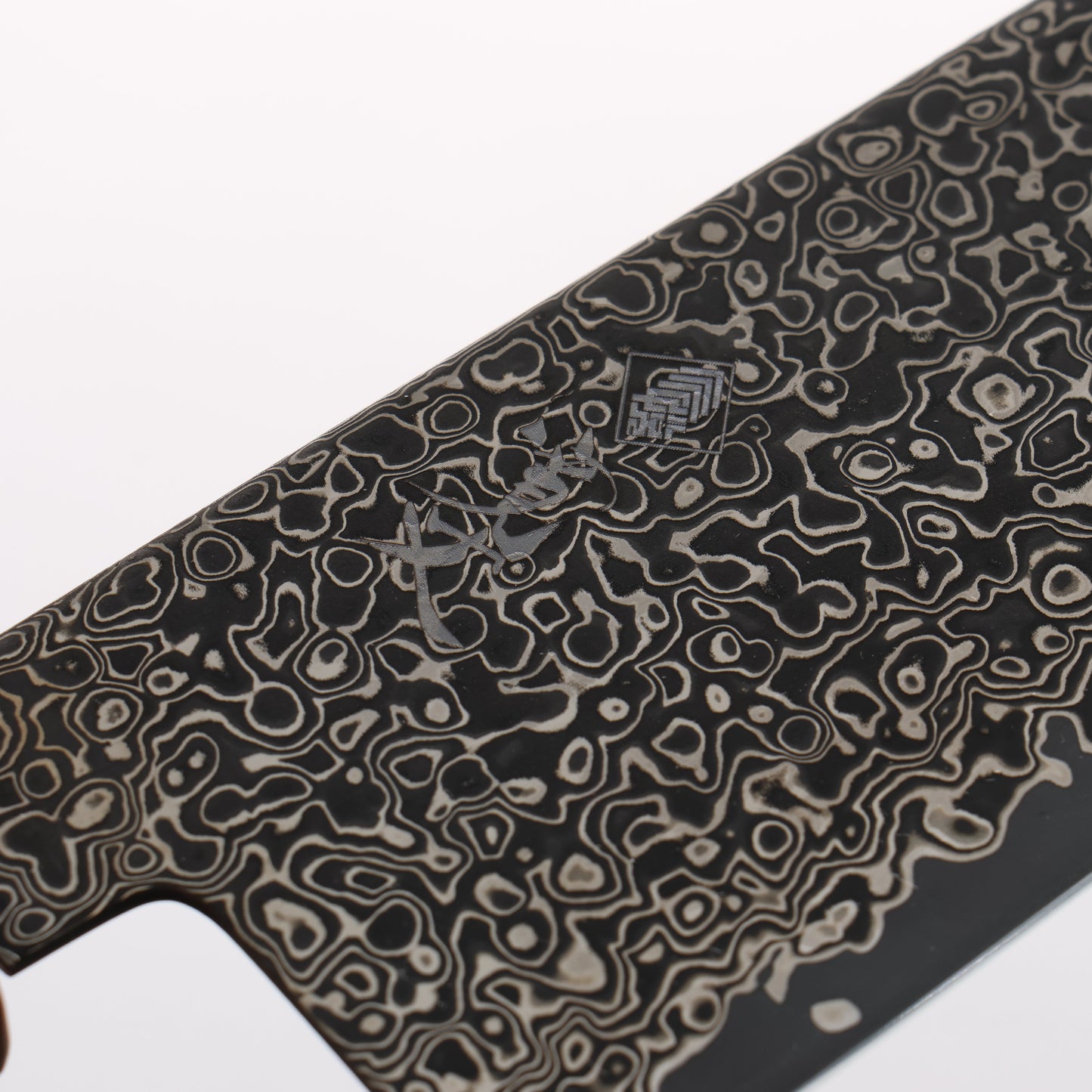 寛丈 SG2 黒ダマスカス 切付三徳包丁 180mm 茶スタビライズドウッド (銀リング)柄 - 清助刃物