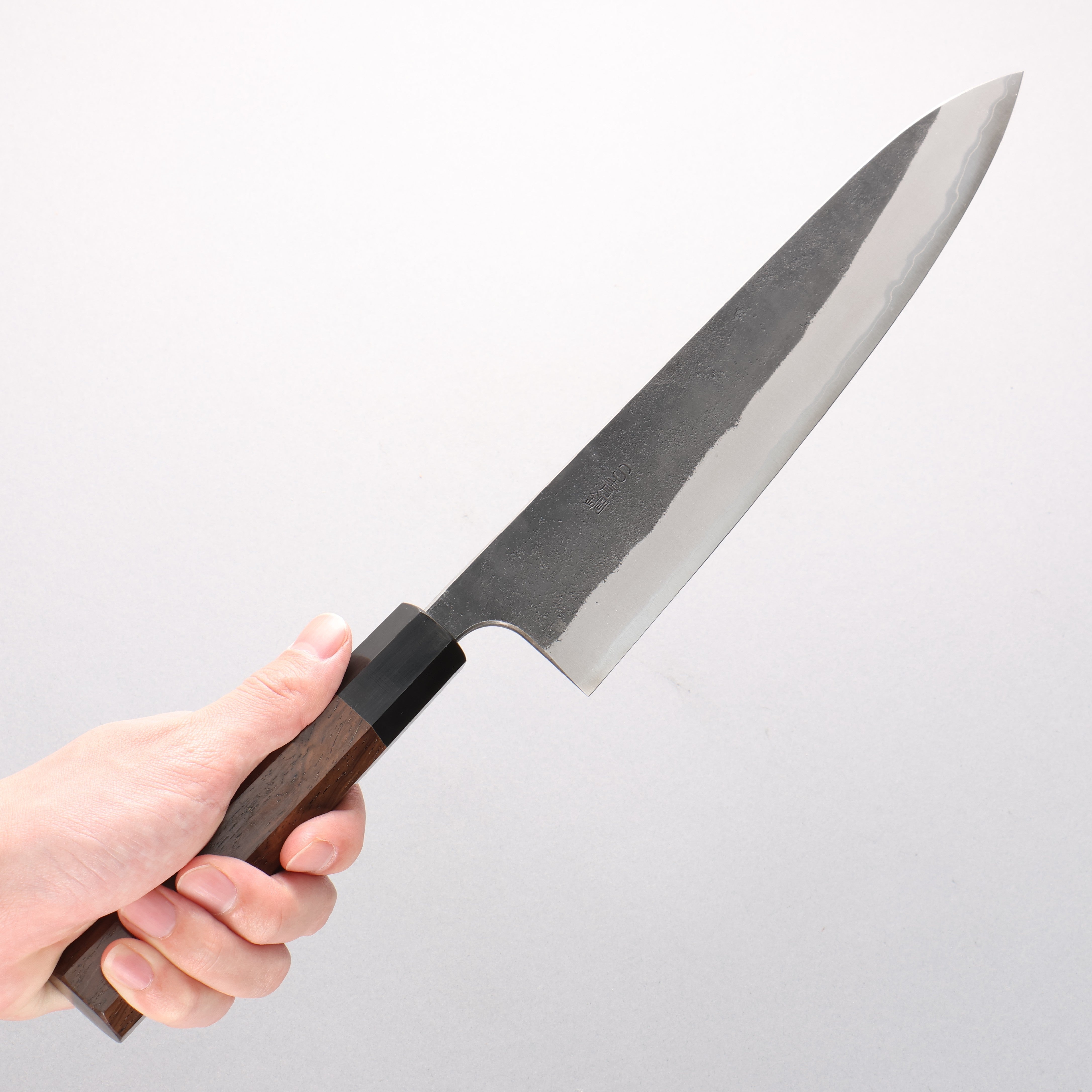 山本 直 青スーパー鋼 黒打 牛刀包丁 240mm ウォルナット柄 - 清助刃物