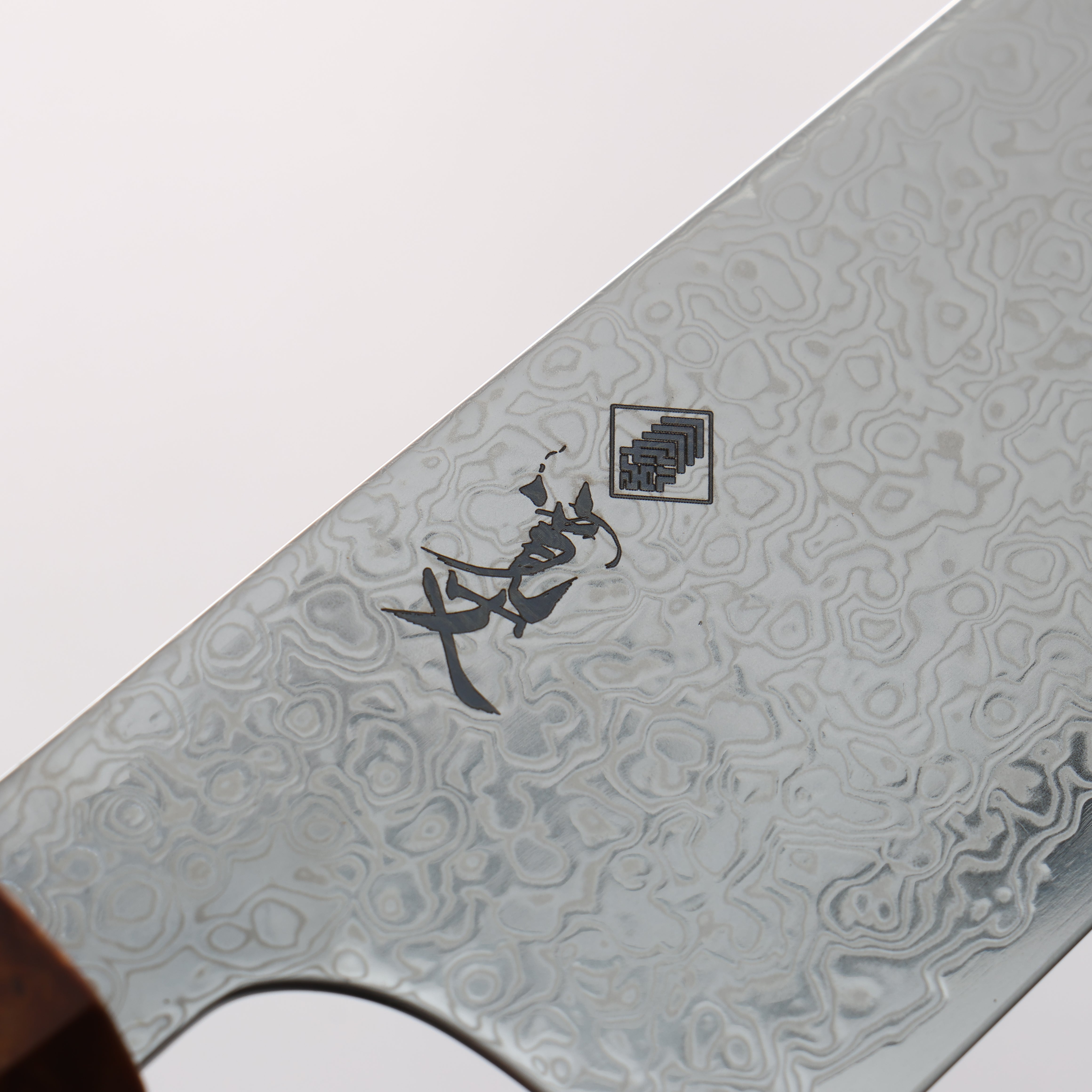 寛丈 SG2 ダマスカス 磨き仕上げ 切付三徳包丁 180mm 茶スタビライズドウッド (銀リング)柄 - 清助刃物