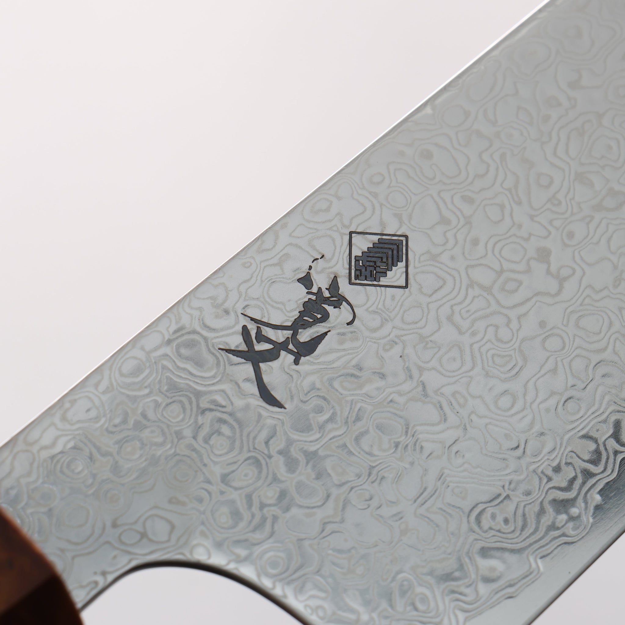 寛丈 SG2 ダマスカス 磨き仕上げ 切付三徳包丁 180mm 茶スタビライズドウッド (銀リング)柄 - 清助刃物