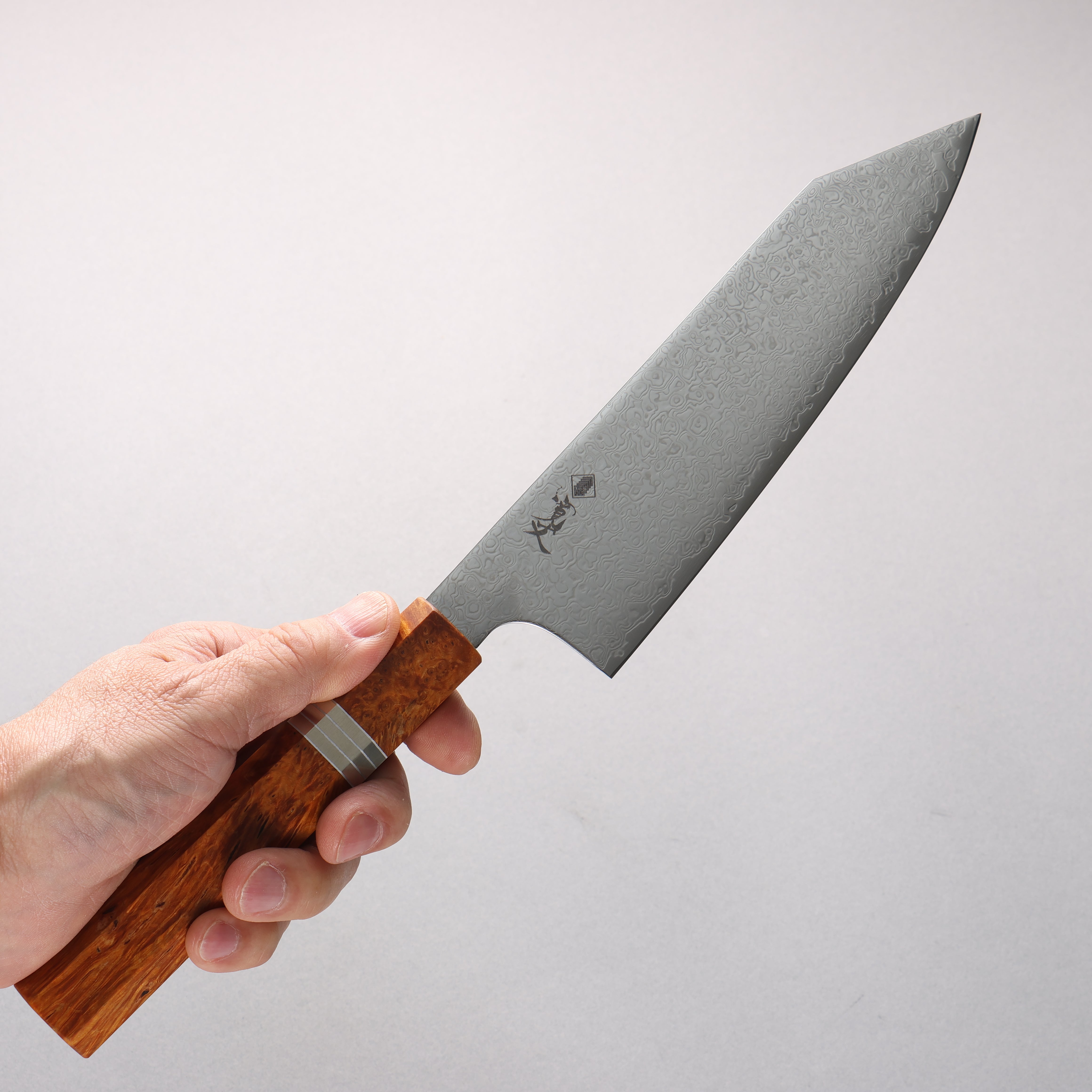 寛丈 SG2 ダマスカス 磨き仕上げ 切付三徳包丁 180mm 茶スタビライズドウッド (銀リング)柄 - 清助刃物