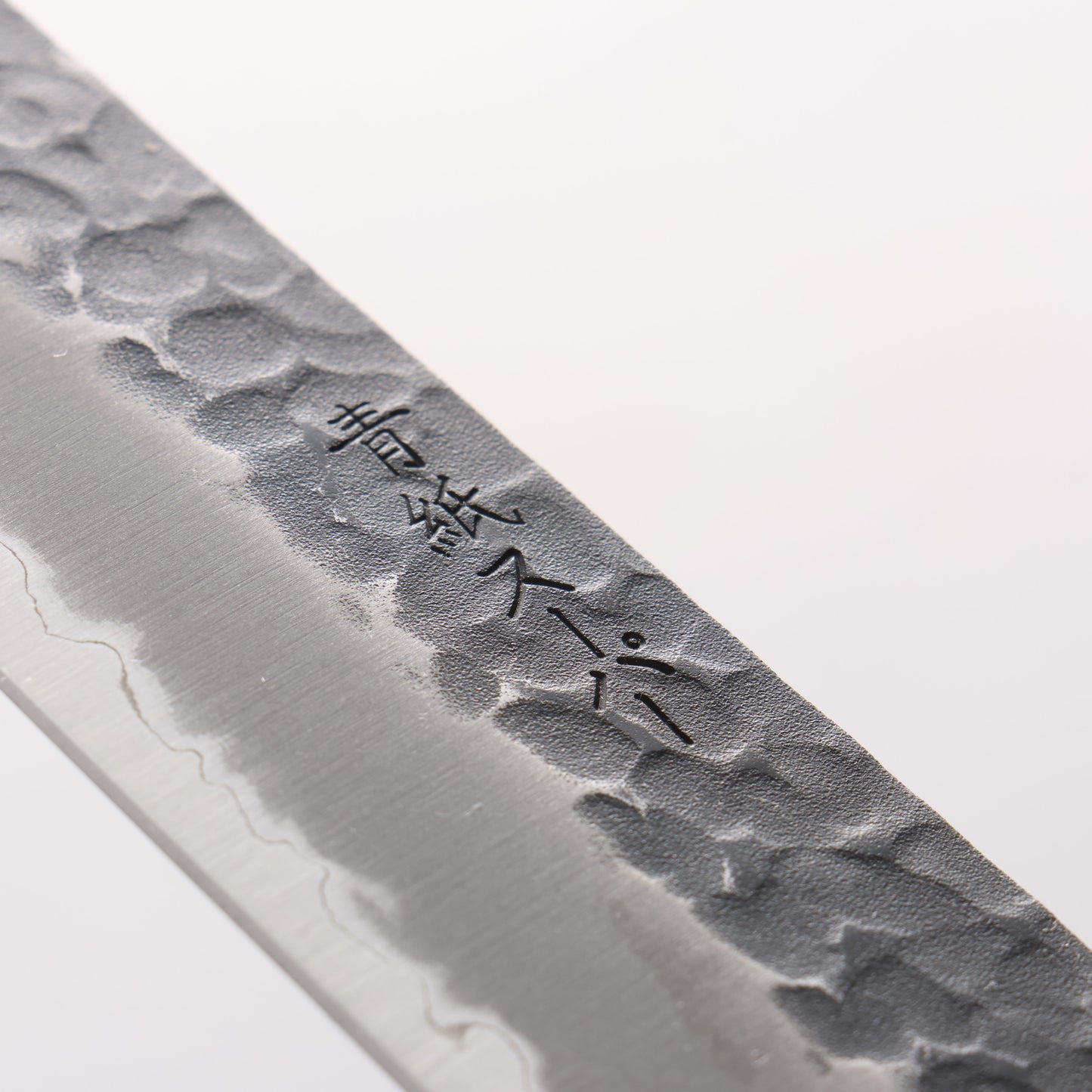清助 黒白 青スーパー鋼 鎚目 黒打 筋引包丁 240mm 紫檀柄 - 清助刃物