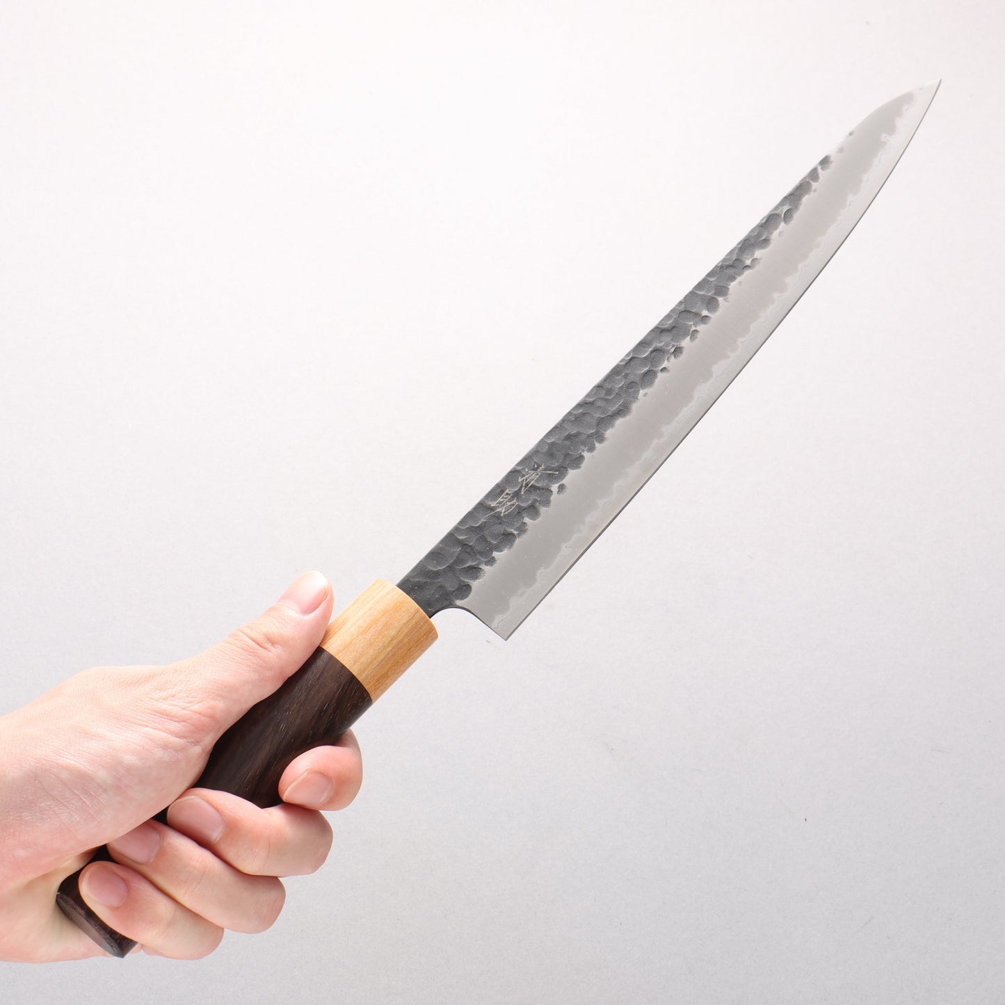 清助 黒白 青スーパー鋼 鎚目 黒打 筋引包丁 240mm 紫檀柄 - 清助刃物