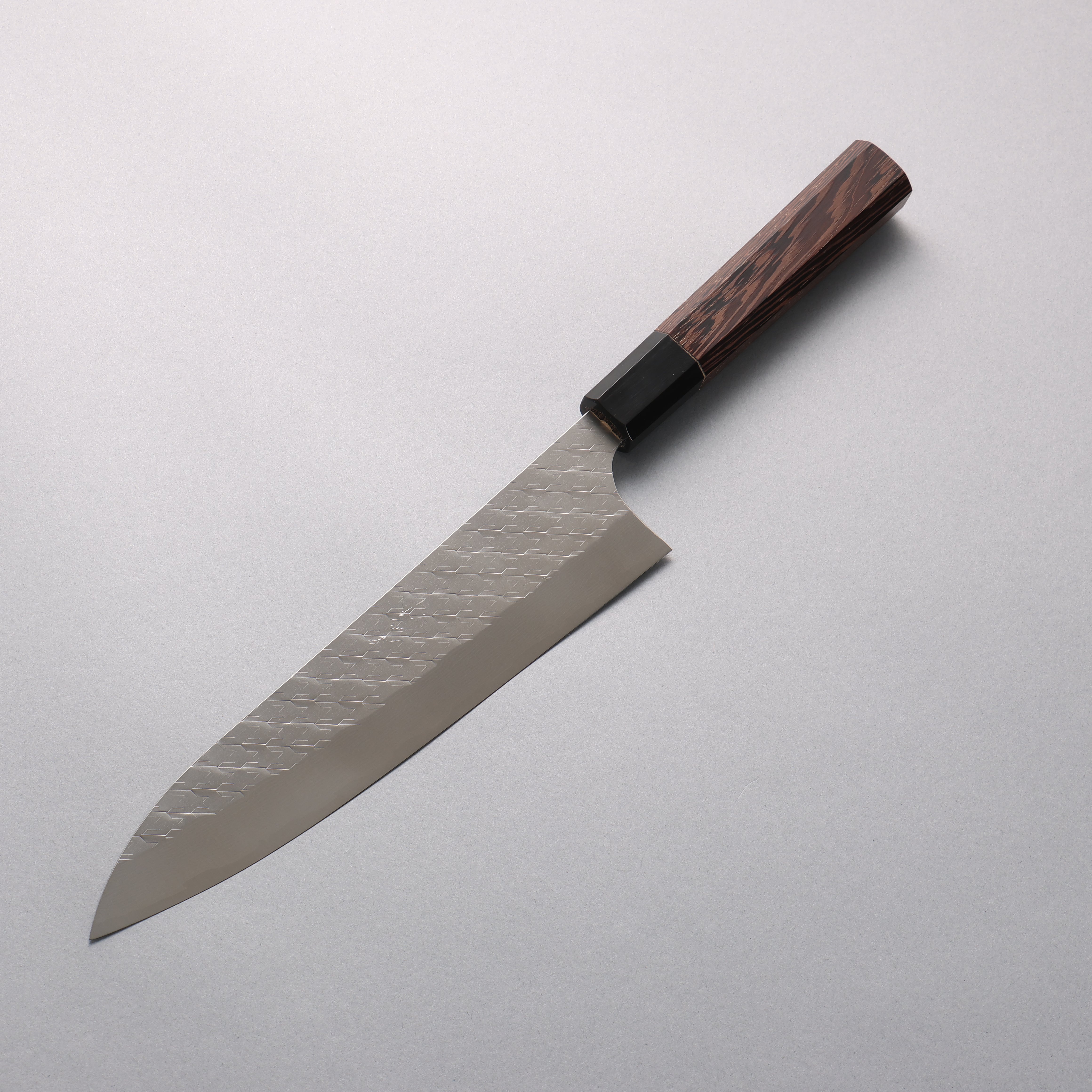 尾形 峻吾 SPG STRIX 鎚目 ダマスカス 牛刀包丁 210mm ウエンジ (口輪：黒水牛角) 柄 - 清助刃物